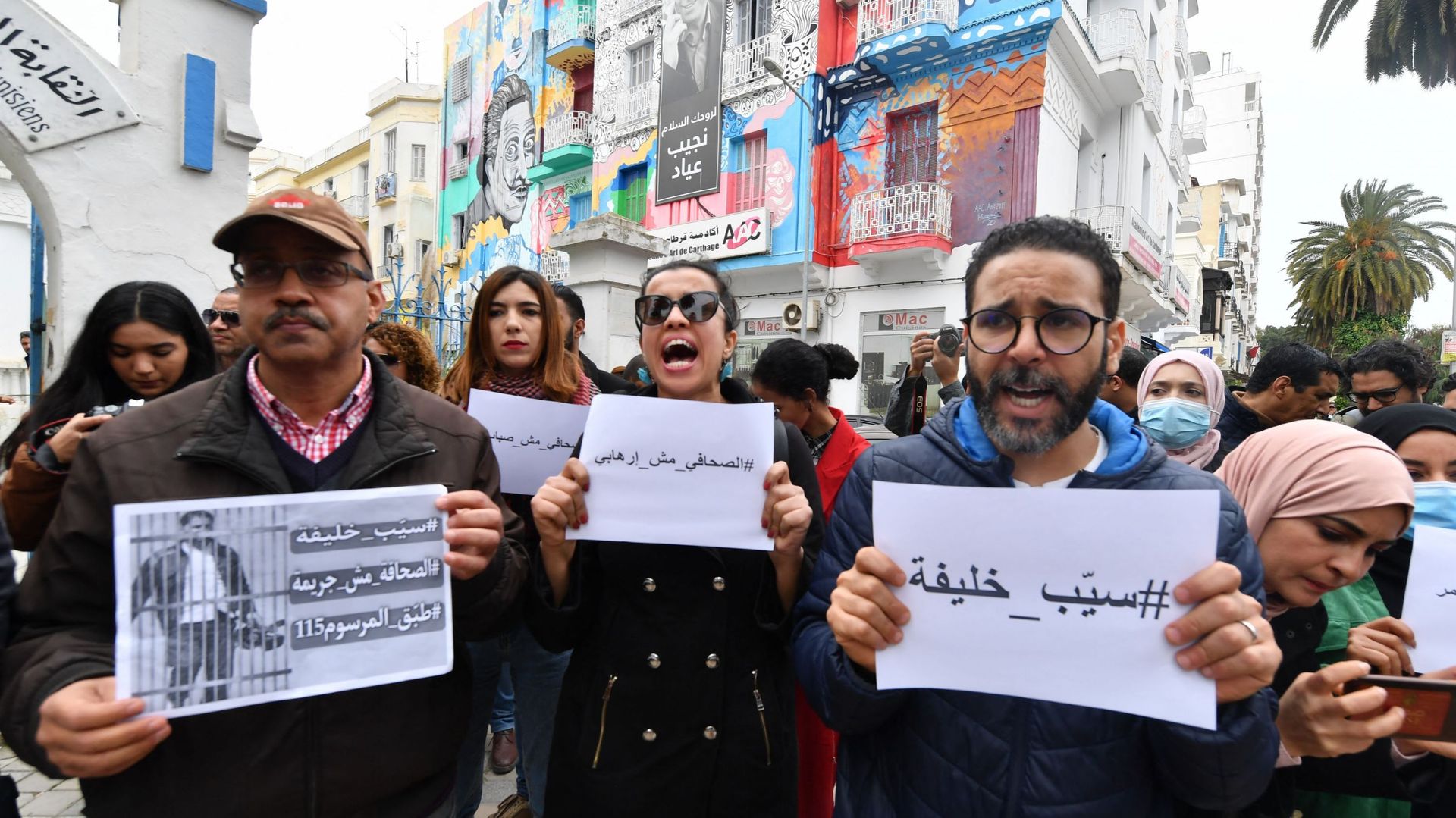 Le 25 mars 2022, des journalistes tunisiens avaient manifesté pour la liberté de la presse et la libération d’un reporter détenu pour avoir refusé de révéler ses sources aux autorités à Tunis.