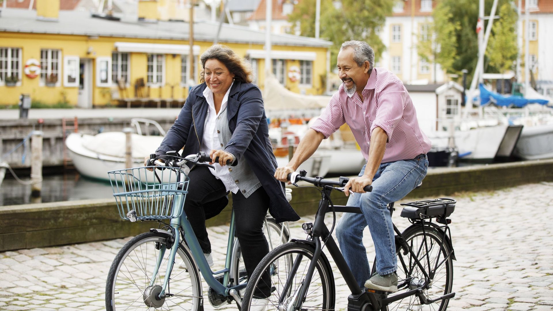 Deux personnes à bicyclette au centre de Copenhague