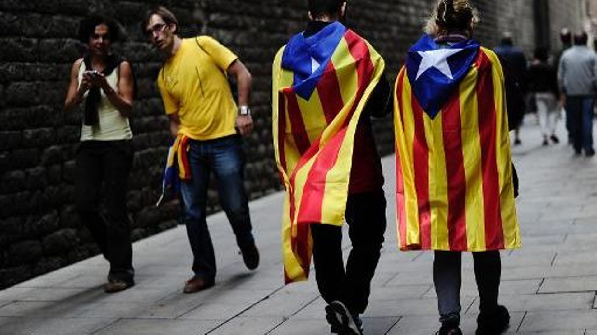 Des Espagnols enroulés dans des drapeaux catalans, le 11 septembre 2013 à Barcelone