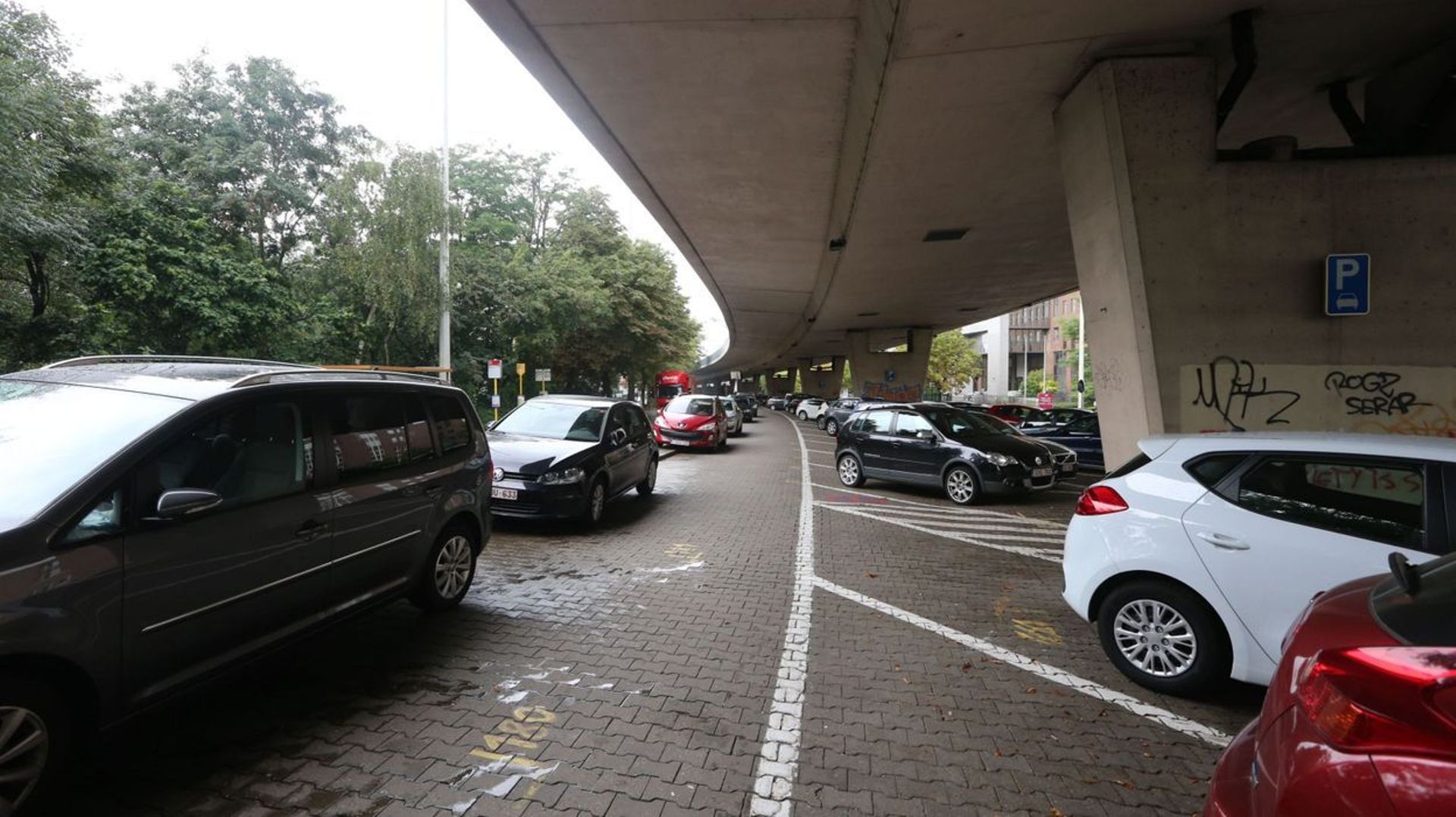 Iillustation: Selon Touring, le nombre de places de parking disponibles en surface a fortement baissé entre 2014 et 2020. 