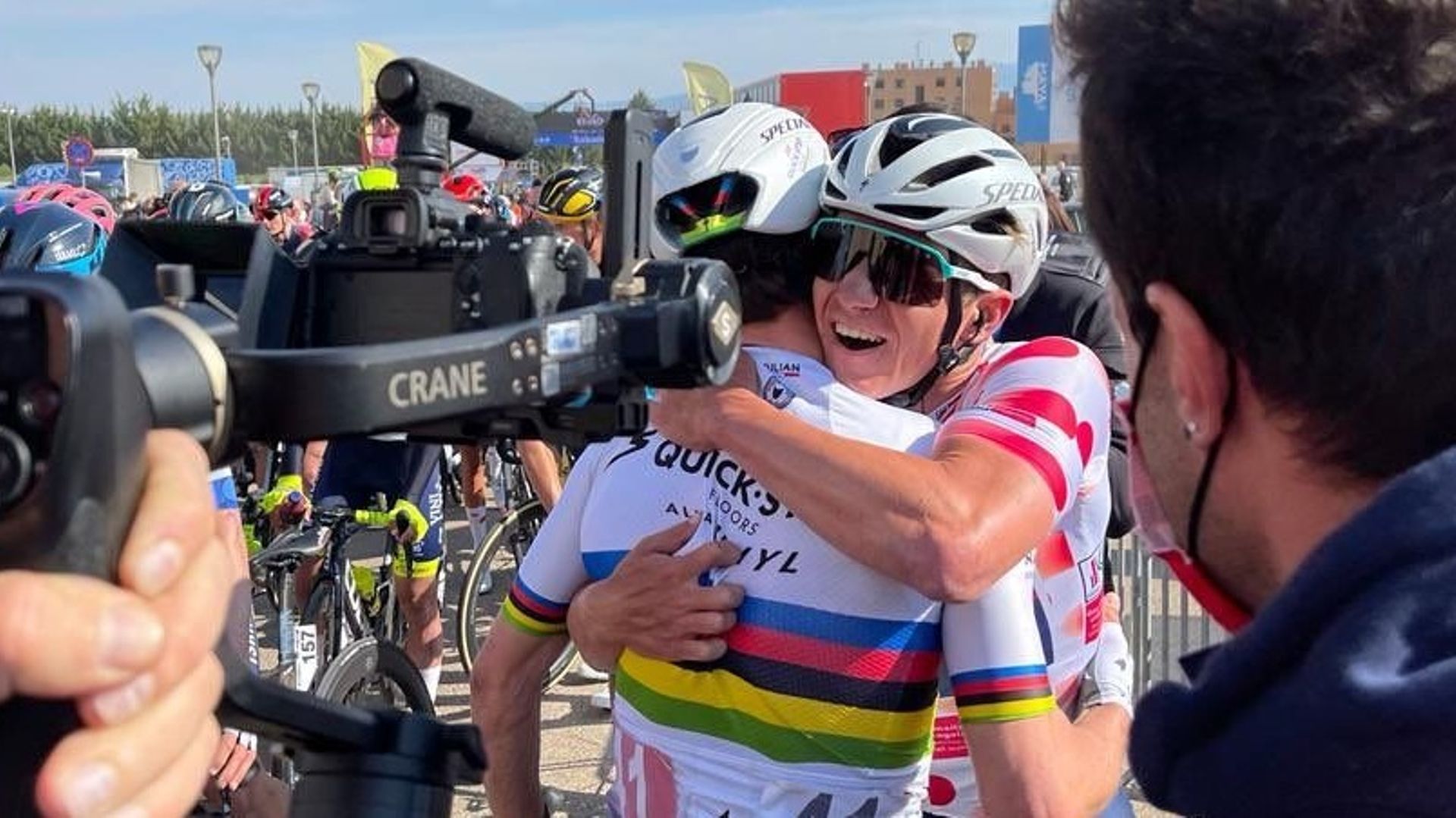 Cyclisme : Julian Alaphilippe et Remco Evenepoel se félicitent après la victoire du champion du monde français dans la deuxième étape du Tour du Pays basque.