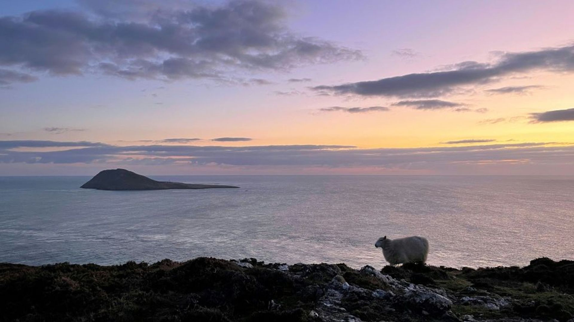 L’île d’Ynys Enlli vue depuis la côte ouest du Pays-de-Galles, le 26 février 2023