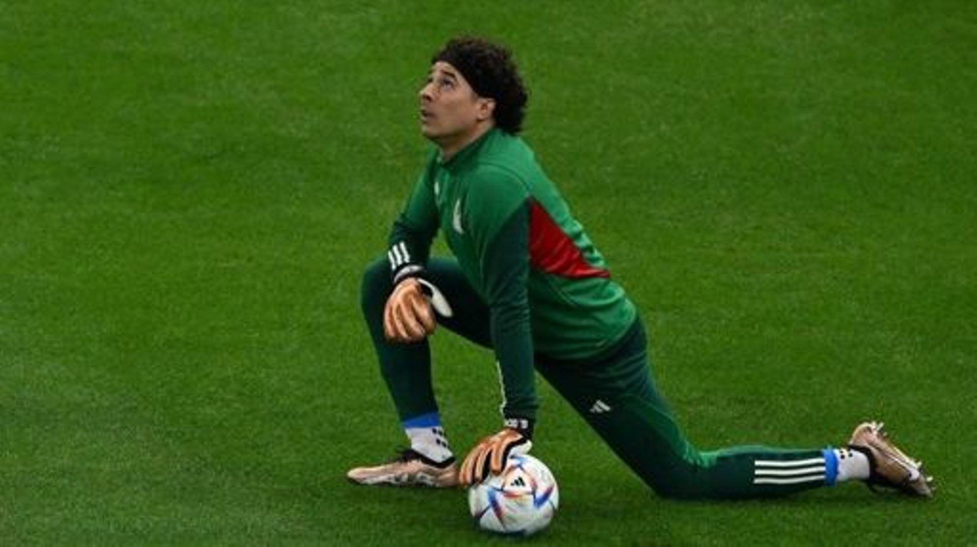 Mexico's goalkeeper #13 Guillermo Ochoa warms up ahead of the Qatar 2022 World Cup Group C football match between Saudi Arabia and Mexico at the Lusail Stadium in Lusail, north of Doha on November 30, 2022.  Pablo PORCIUNCULA / AFP