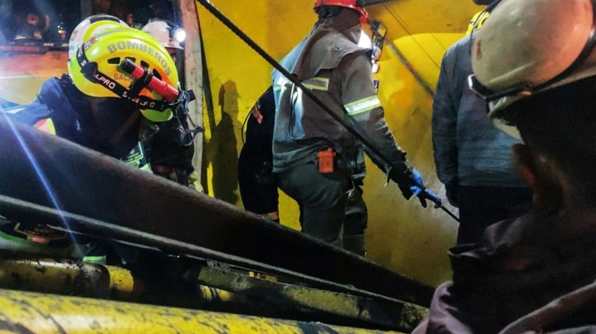 Les secours s’affairent pour retrouver des mineurs coincés vivants après une explosion dans une mine de charbon qui a tué au moins onze personnes, le 14 mars 2023 dans le département de Cundinamarca, en Colombie