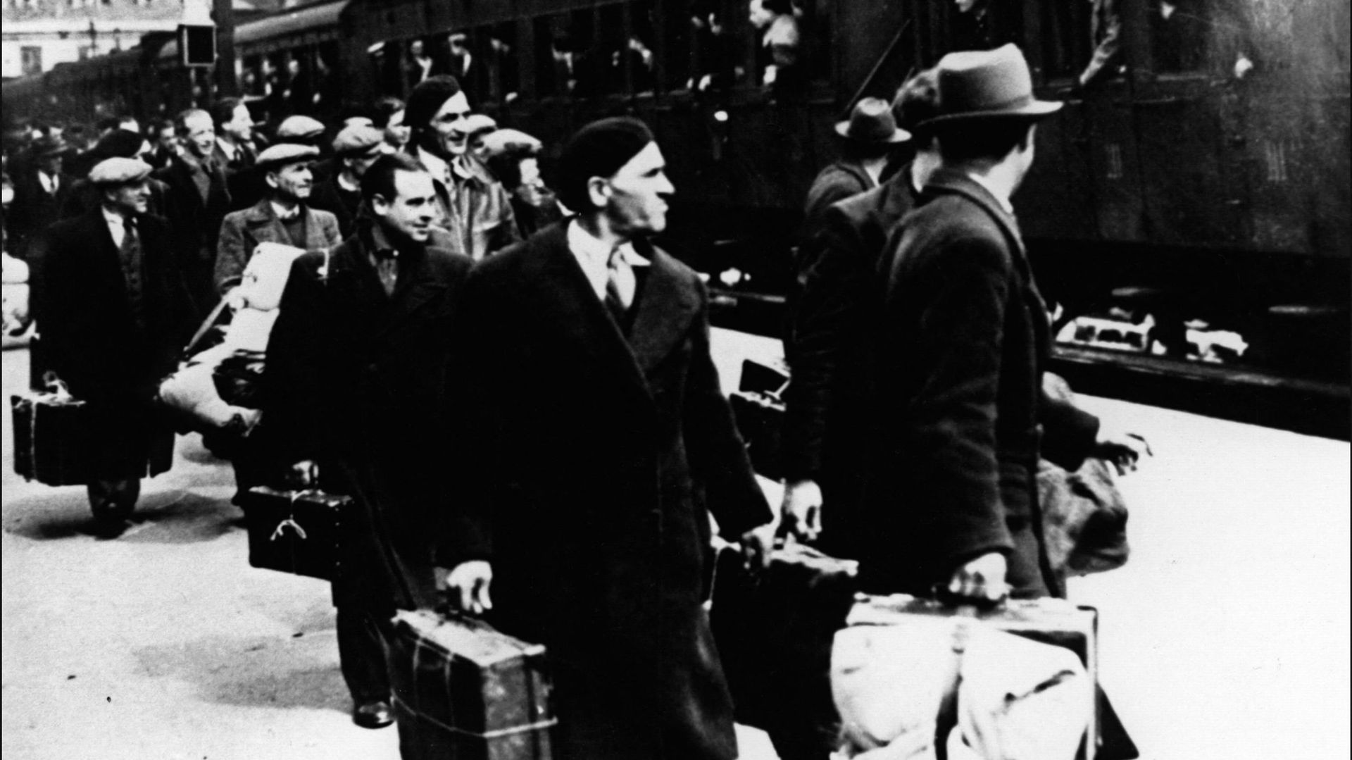 Des familles d’origine juive à la gare de Pithiviers (Loiret) en mai 1941