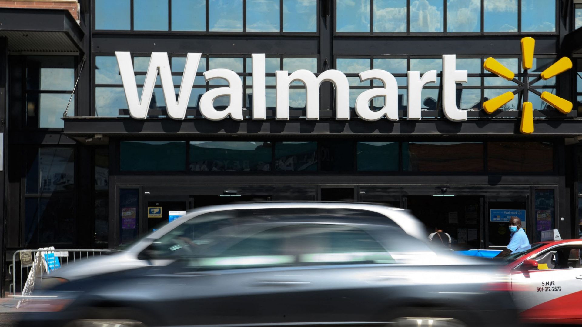 Le salaire horaire moyen des employés chez Walmart est de 16,40 dollars de l’heure.