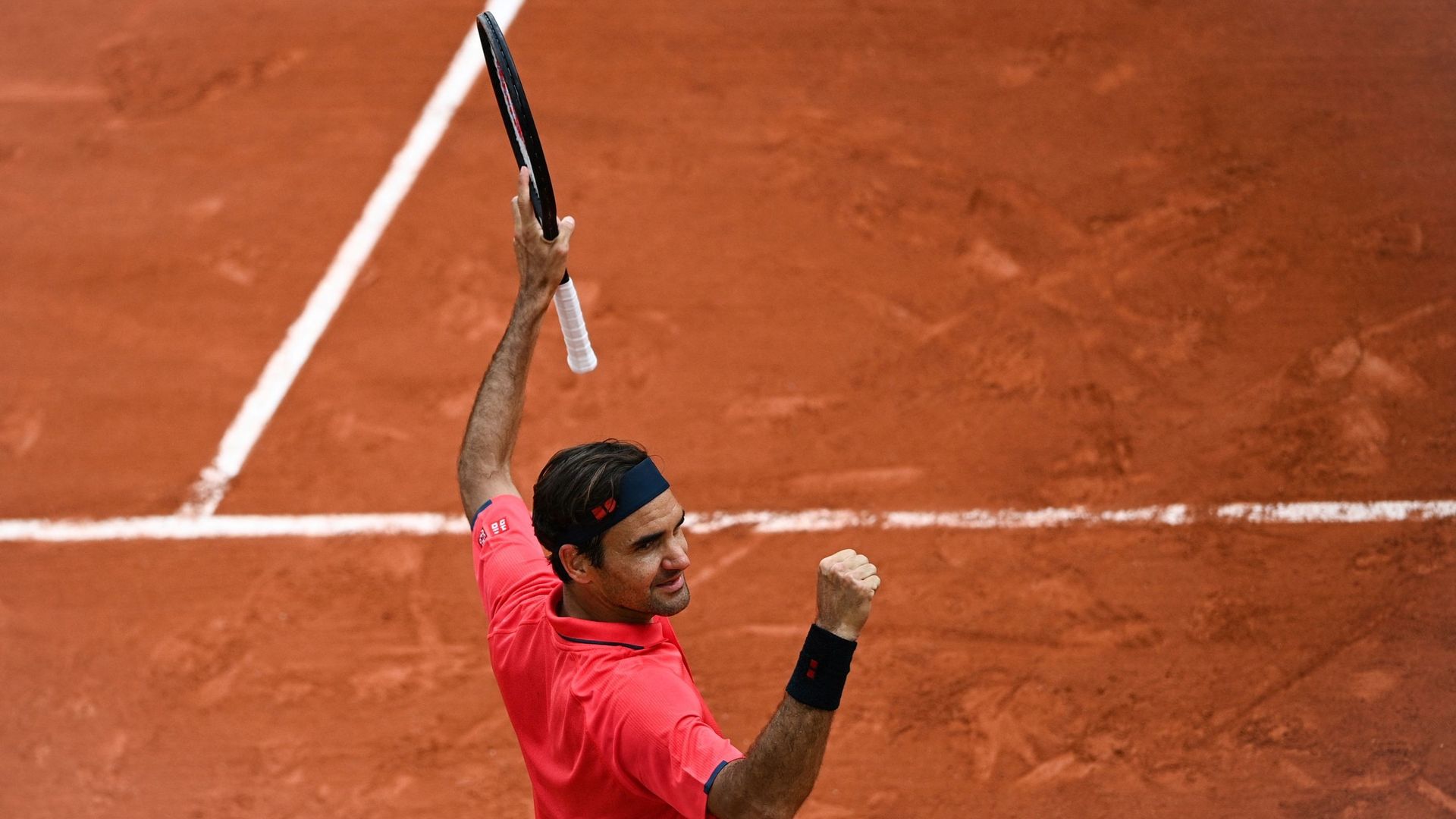 Roger Federer se qualifie pour le troisième tour de Roland-Garros.