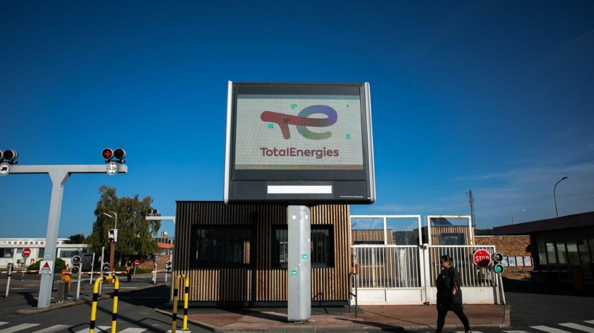 Des ouvriers devant la raffinerie de Gonfreville-l’Orcher, le 27 octobre 2022