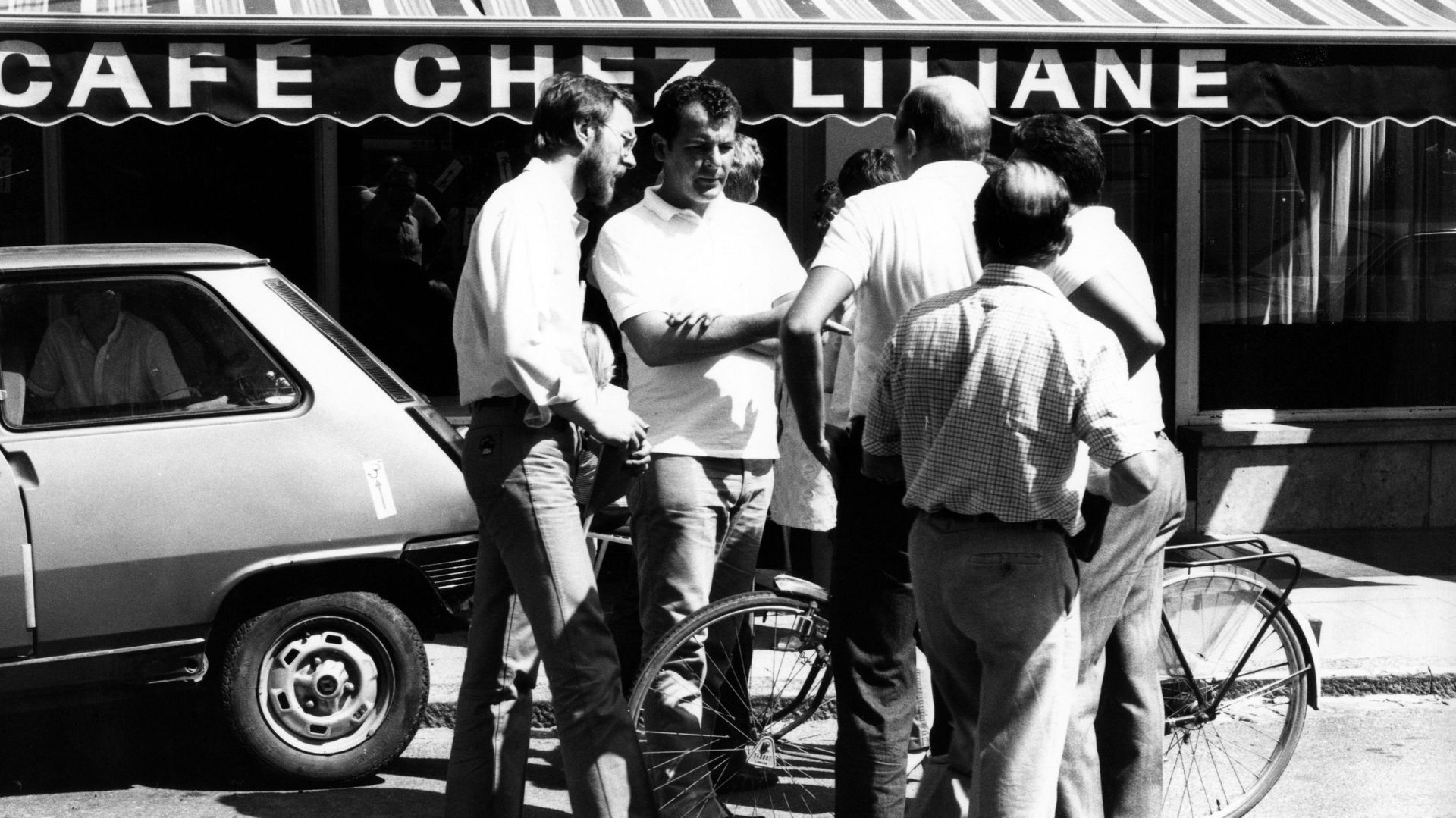 José Happart devant le café chez Liliane, Fourons, 1983