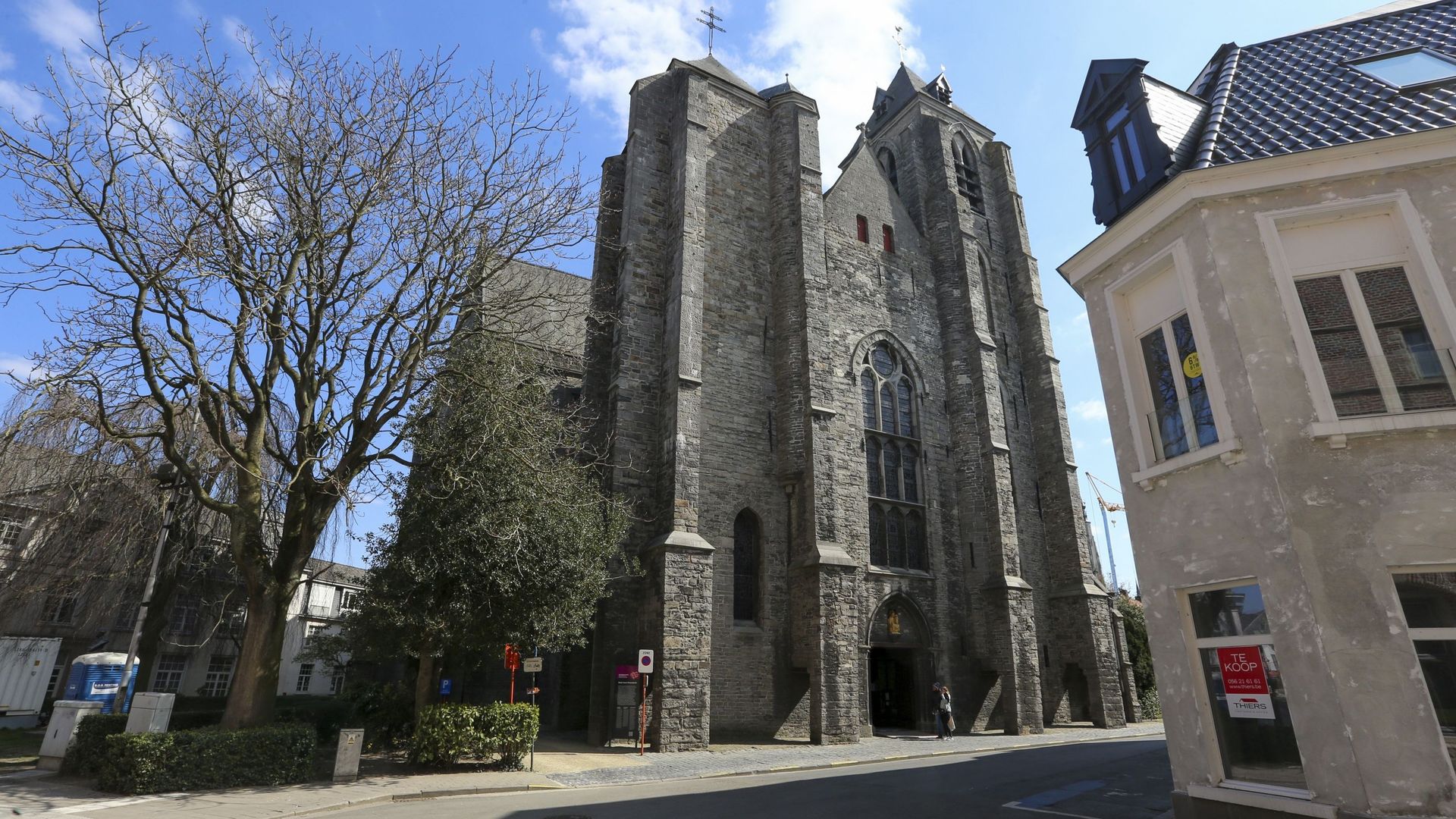 L’église Notre-Dame (Onze-Lieve-Vrouwekerk) de Courtrai, dans laquelle sera exposé le coffre d’Oxford.