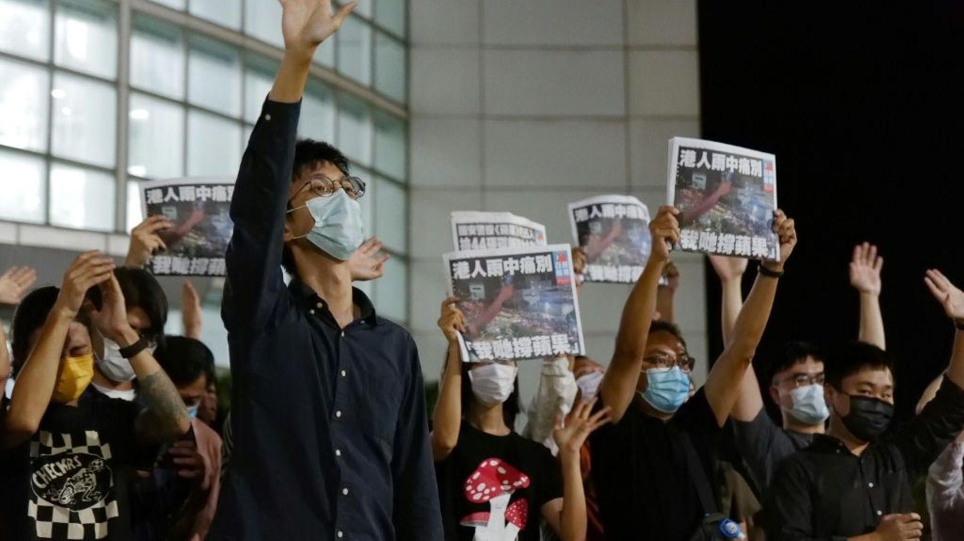 Des journalistes de l’Apple Daily tiennent des exemplaires du dernier numéro du quotidien pro-démocratie, le 24 juin 2021 à Hong Kong