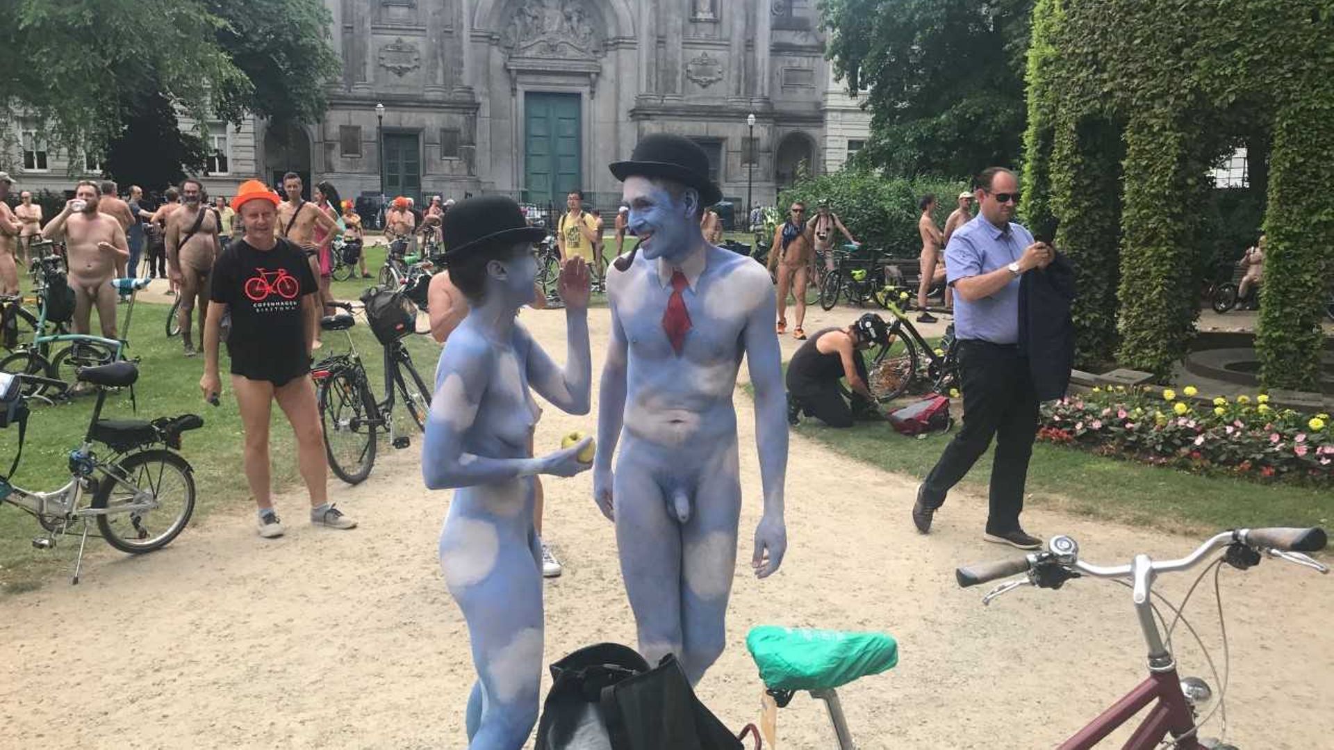 Près de 300 cyclistes nus parcourent Bruxelles pour dénoncer pollution et insécurité