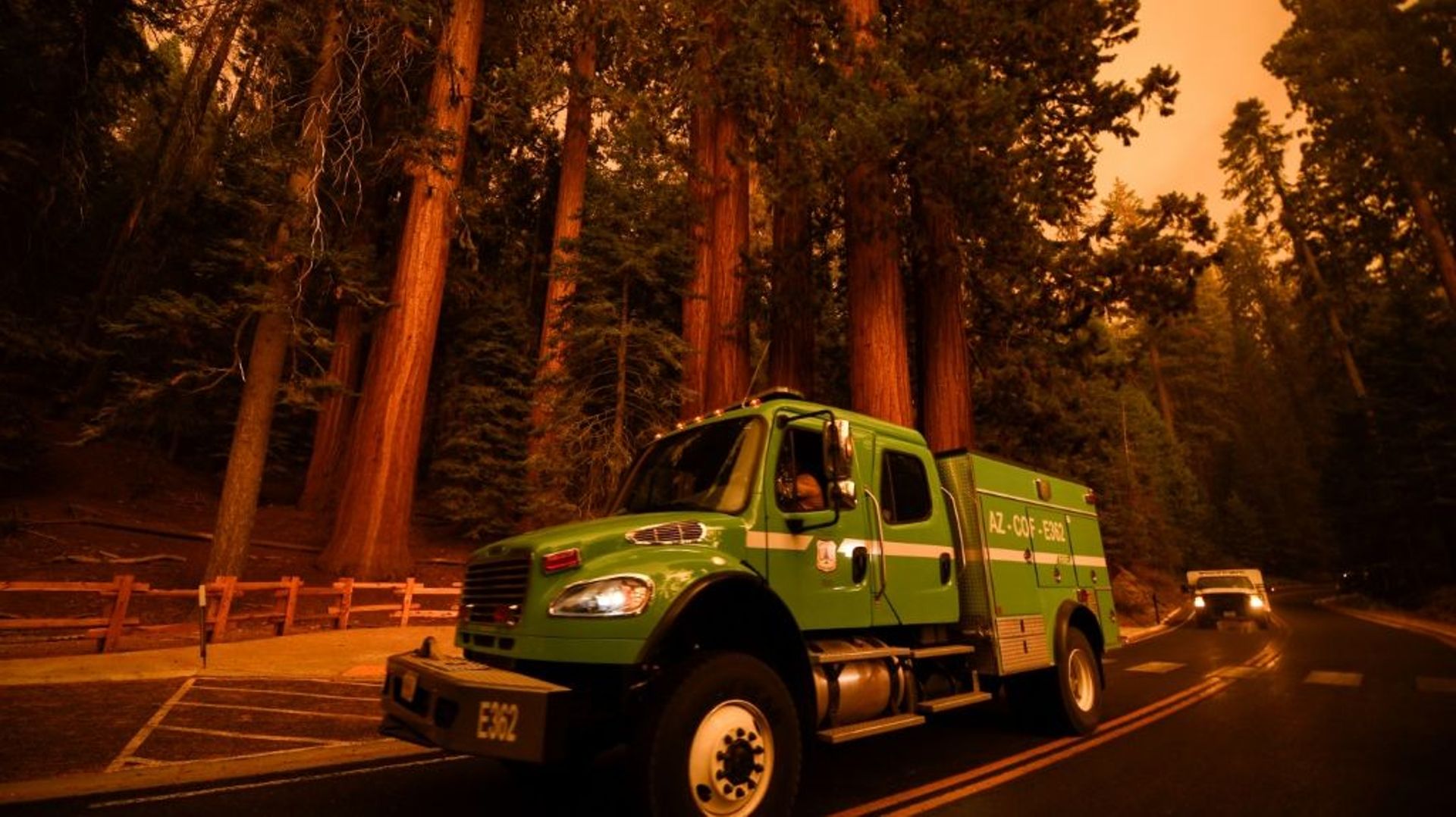 Des engins de lutte contre les incendies passent dans le parc national de Séquoia, près de Red Fir (Californie), le 17 septembre 2021