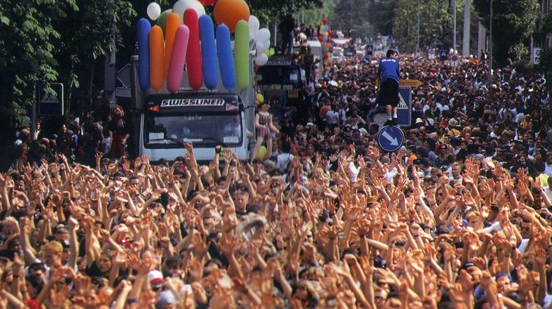 La vision musicale et ludique de Tetsuya Mizuguchi a débuté au beau milieu des 30 000 ravers de la Street Parade de Zurich, un beau jour d'été 1994. Rez, Child of Eden et Tetris Effect sont depuis lors devenus des titres cultes.