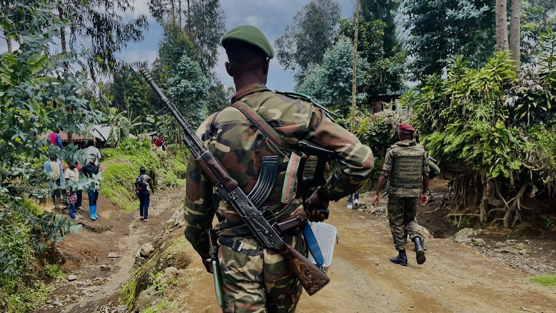 Un militaire Congolais marche vers la frontière RDC-Rwanda à Buhimba.