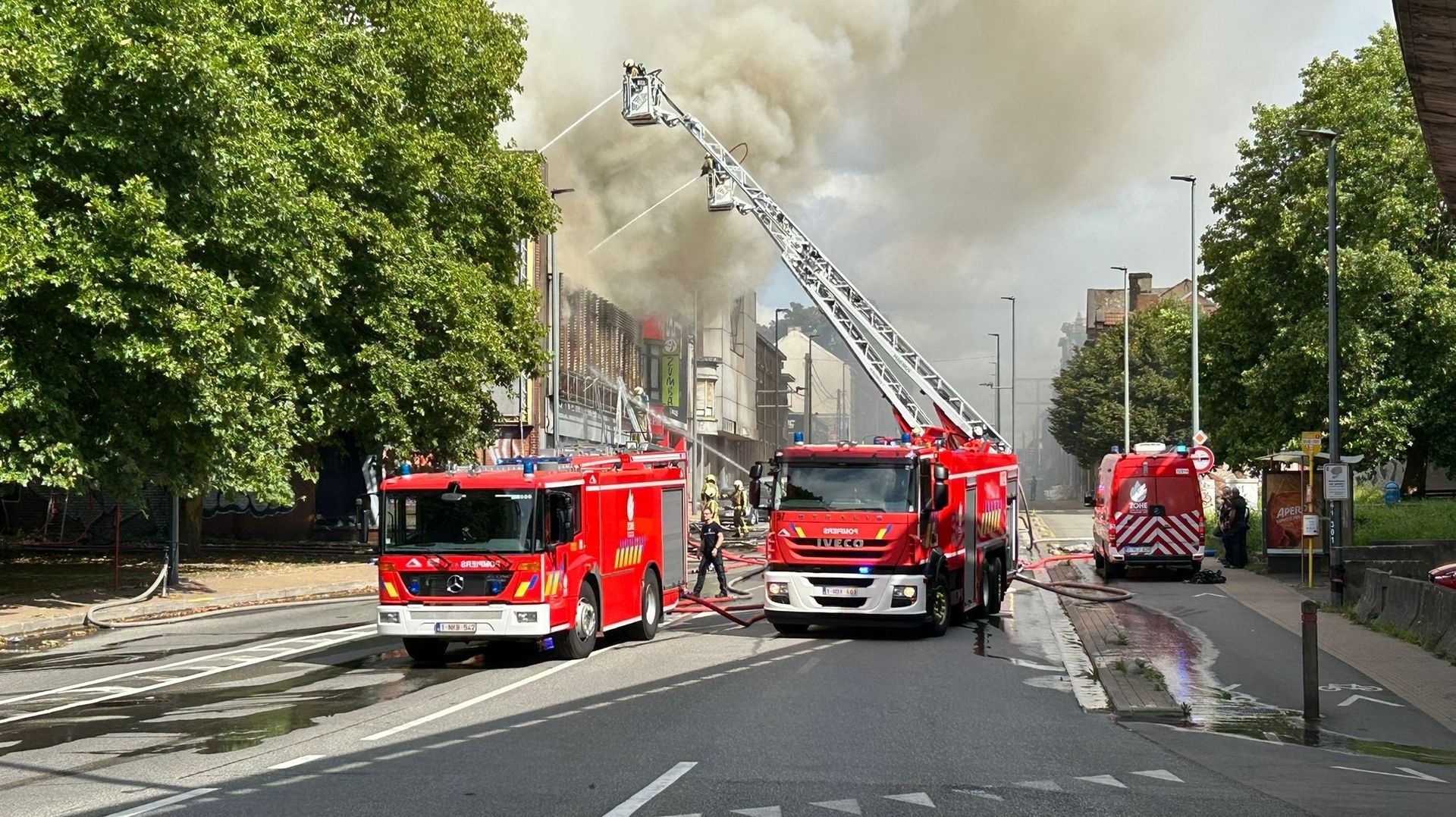 Incendie dans les anciens locaux du garage Colson à Charleroi : les habitants sont invités à fermer portes et fenêtres