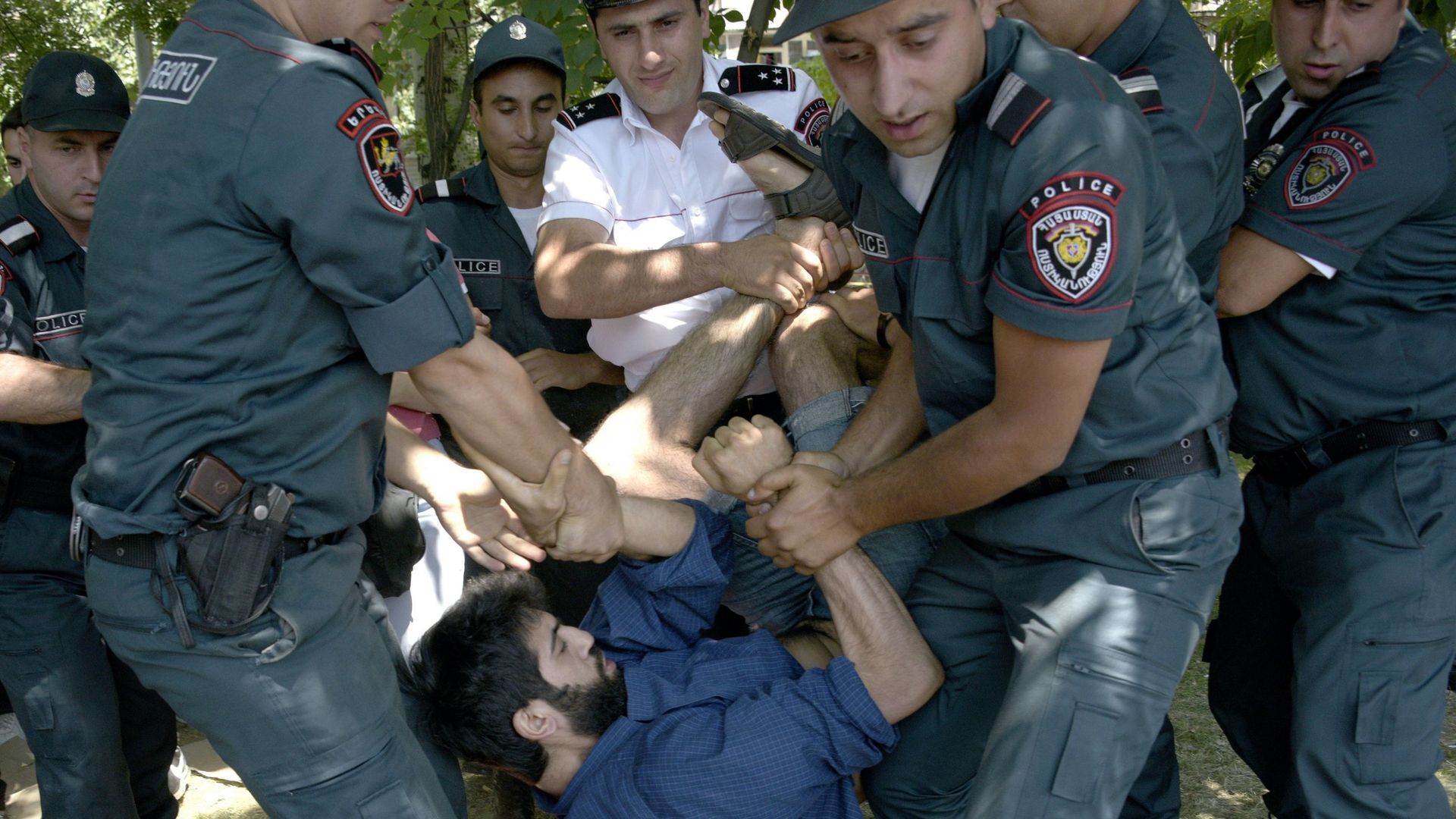 Arrestation d'un militant de l'opposition à Erevan le 18 juillet 2016.