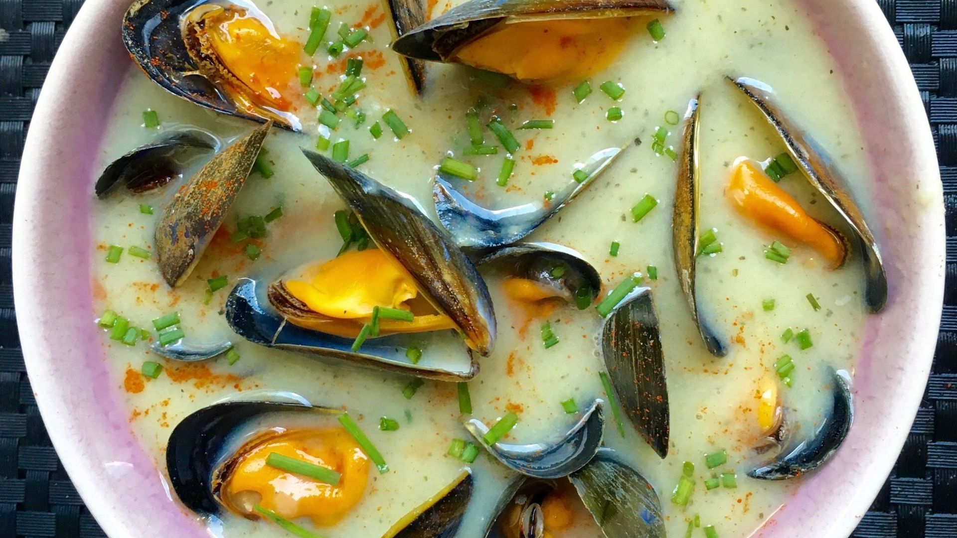 Velouté de panais et topinambours, moules de bouchot
