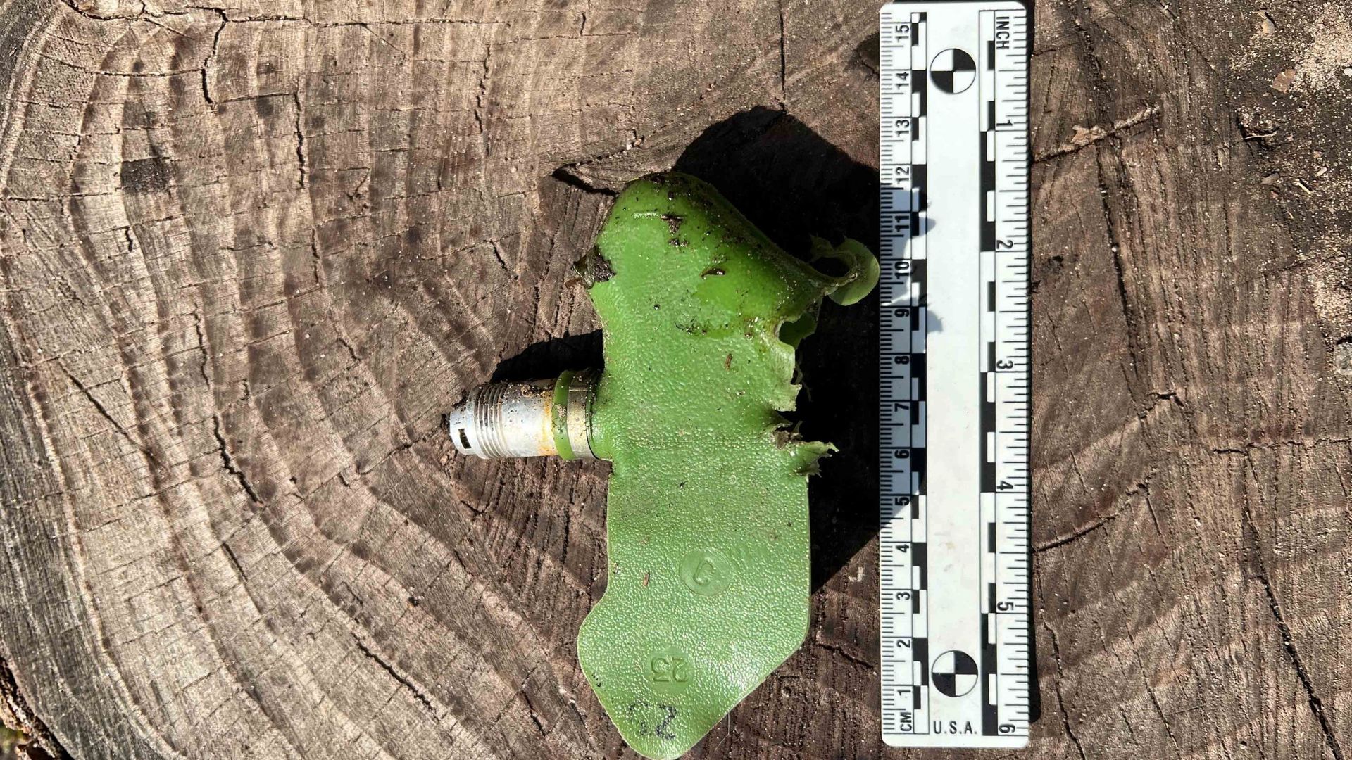 Image Human Rights Watch : Une mine antipersonnel PFM-1S (également appelée mine « papillon » ou mine « pétale ») ayant explosé, retrouvée par Human Rights Watch dans la région d’Izioum, en Ukraine, en septembre 2022.