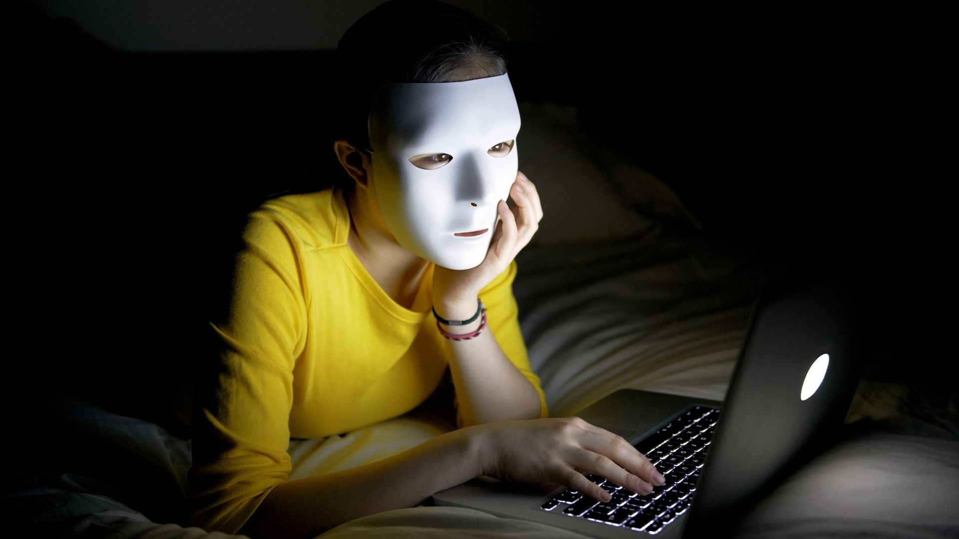 "Pseudanonymat" : quand les start-ups du numérique engrangent de l'argent incognito.