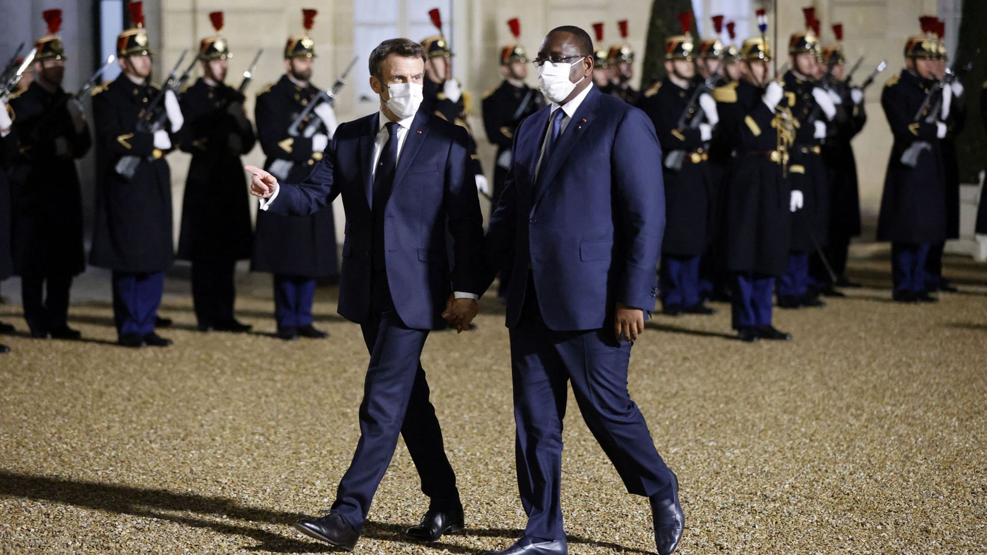 Le président français Emmanuel Macron (G) avec le président sénégalais Macky Sall (D) avant une réunion sur le Sahel avec les dirigeants de la région à l’Elysée à Paris, le 16 février 2022. 