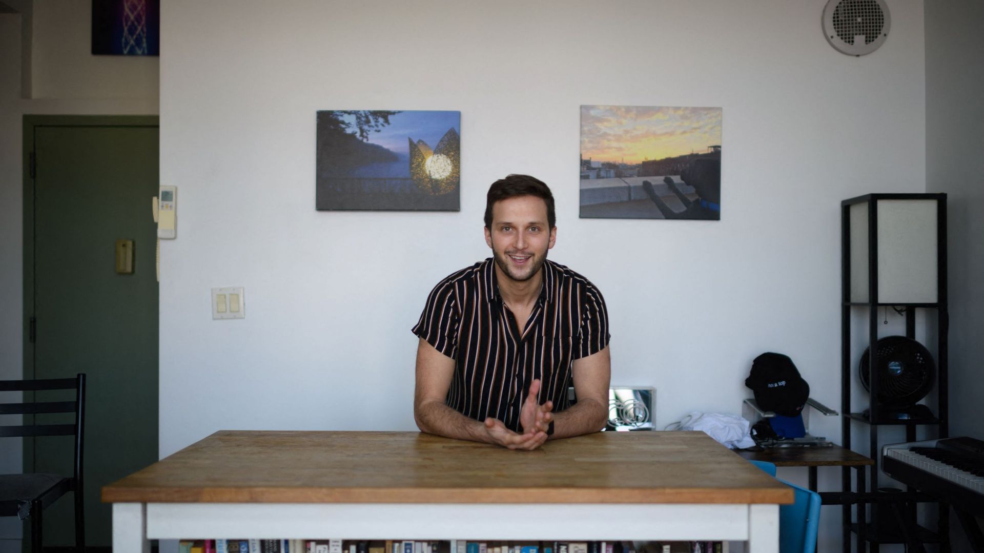 Philip Markle pose pour une photo chez lui dans le quartier de Brooklyn à New York, le 27 janvier 2022.