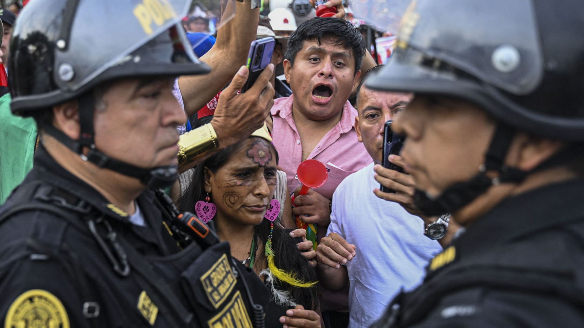Les Péruviens protestent contre le gouvernement de la présidente Dina Boluarte à Lima, le 17 janvier 2023.