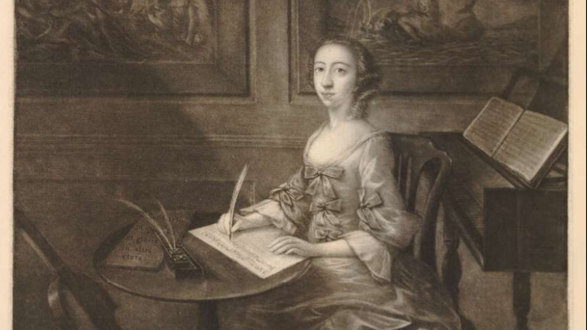 Portrait d’Elizabetta de Gambarini, de trois quarts assise à une table ronde devant un clavecin, levant les yeux d’une feuille de musique qu’elle écrit, avec une viole de gambe appuyée à gauche et des images classiques sur le mur derrière, l’un montrant u
