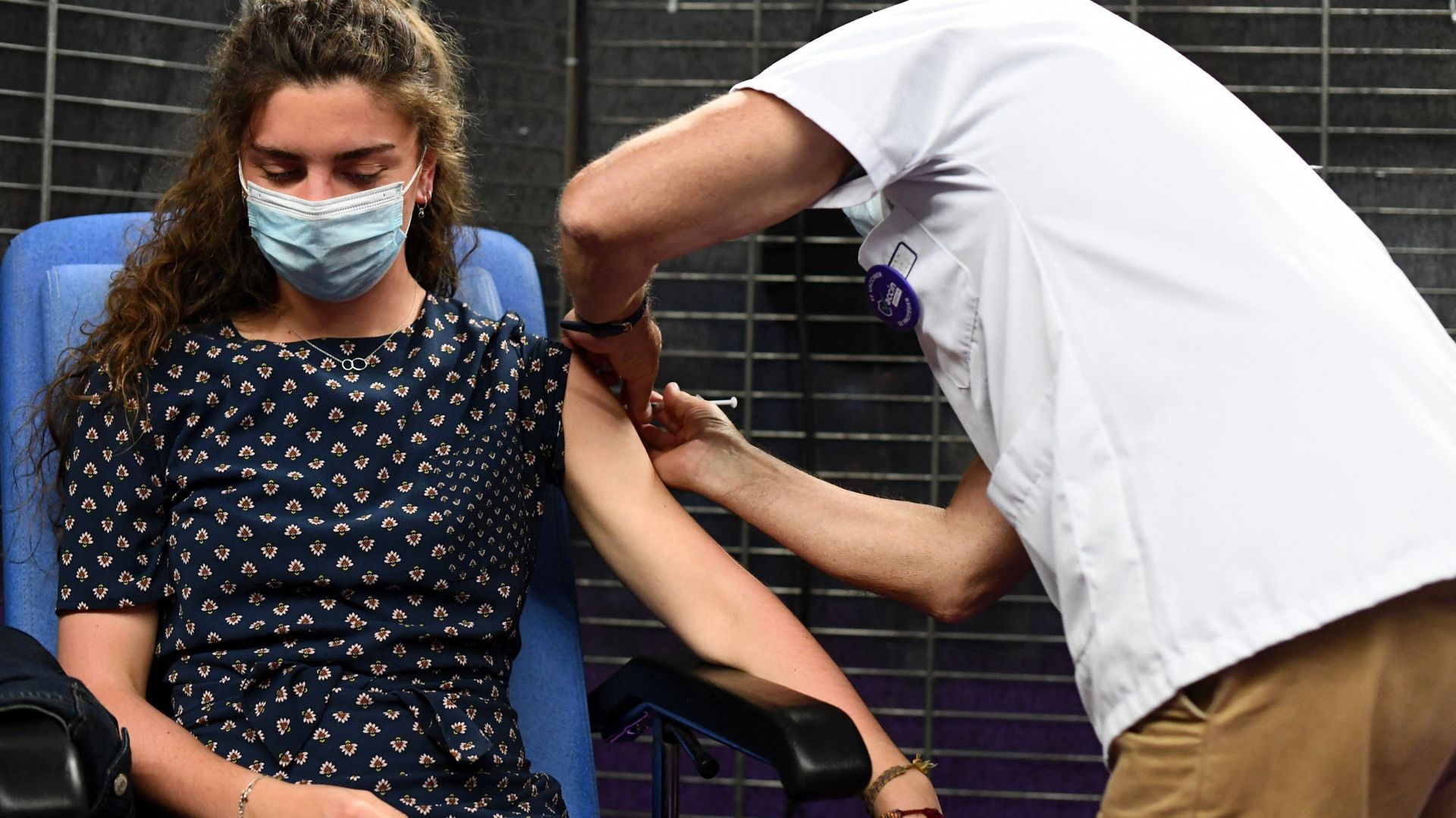 Jeune fille se faisant vacciner dans un centre de Garlan (Finistère, en Bretagne), le 31 mai 2021 - image d'illustration