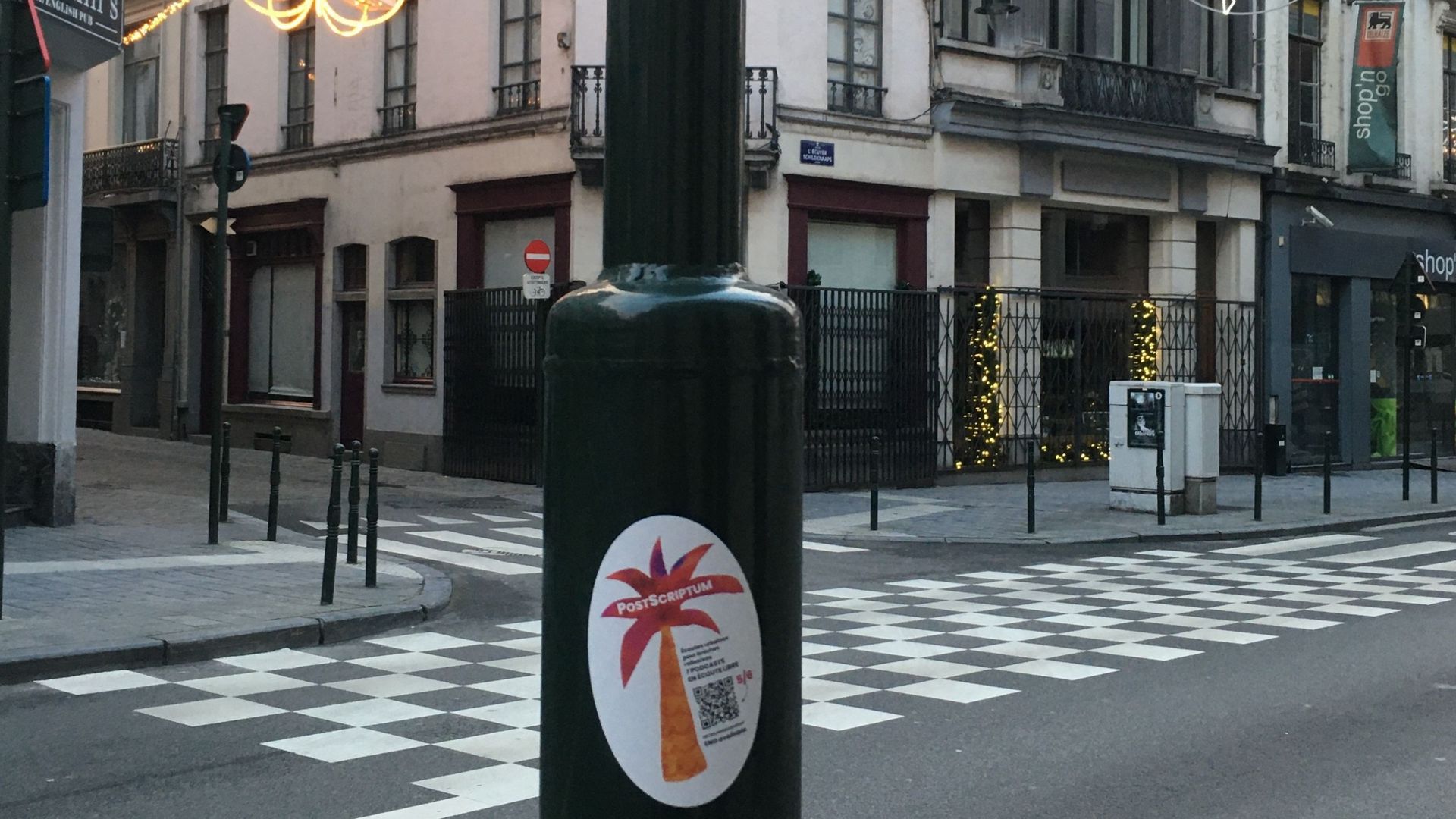 Des autocollants en forme de cocotiers colorés pour amener des bulles de culture dans Bruxelles
