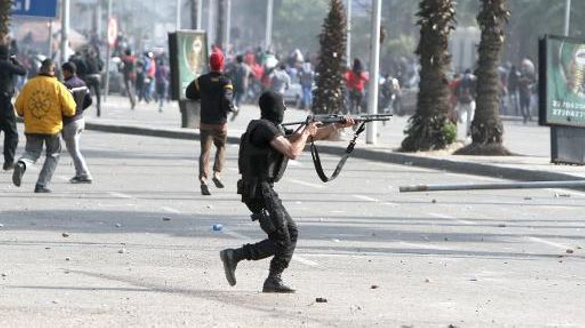 Affrontements entre police anti-émeutes et étudiants pro-Morsi, au Caire le 19 mars 2014