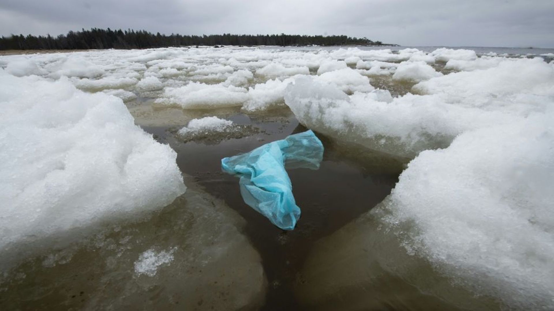Un sac plastique dérive à la surface du golfe de Botnie, près de Pietarsaari, en Finlande, le 3 mai 2023