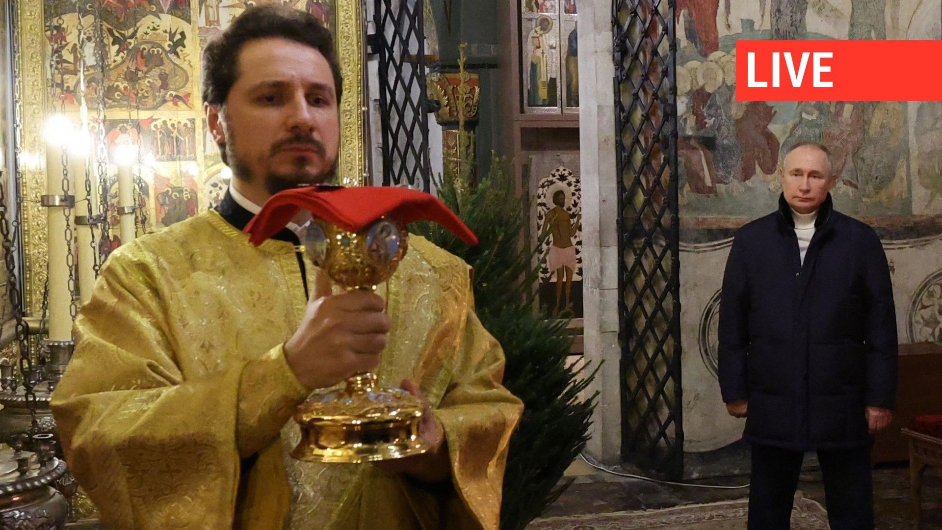 Le président russe Vladimir Poutine assiste à une messe orthodoxe de Noël dans la cathédrale de l’Annonciation au Kremlin à Moscou, le 6 janvier 2023.