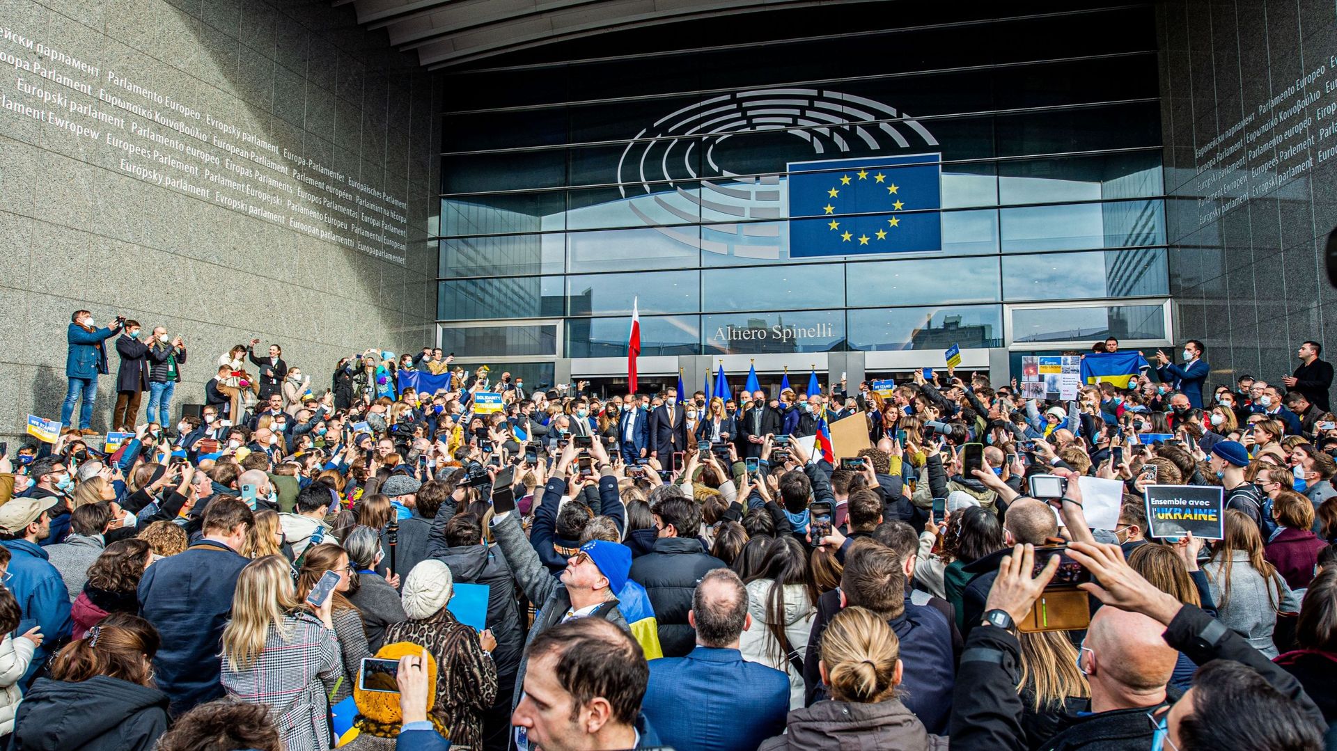 Déjà le 1er Mars, de nombreuses personnes s’étaient rassemblées devant le Parlement européen à Bruxelles