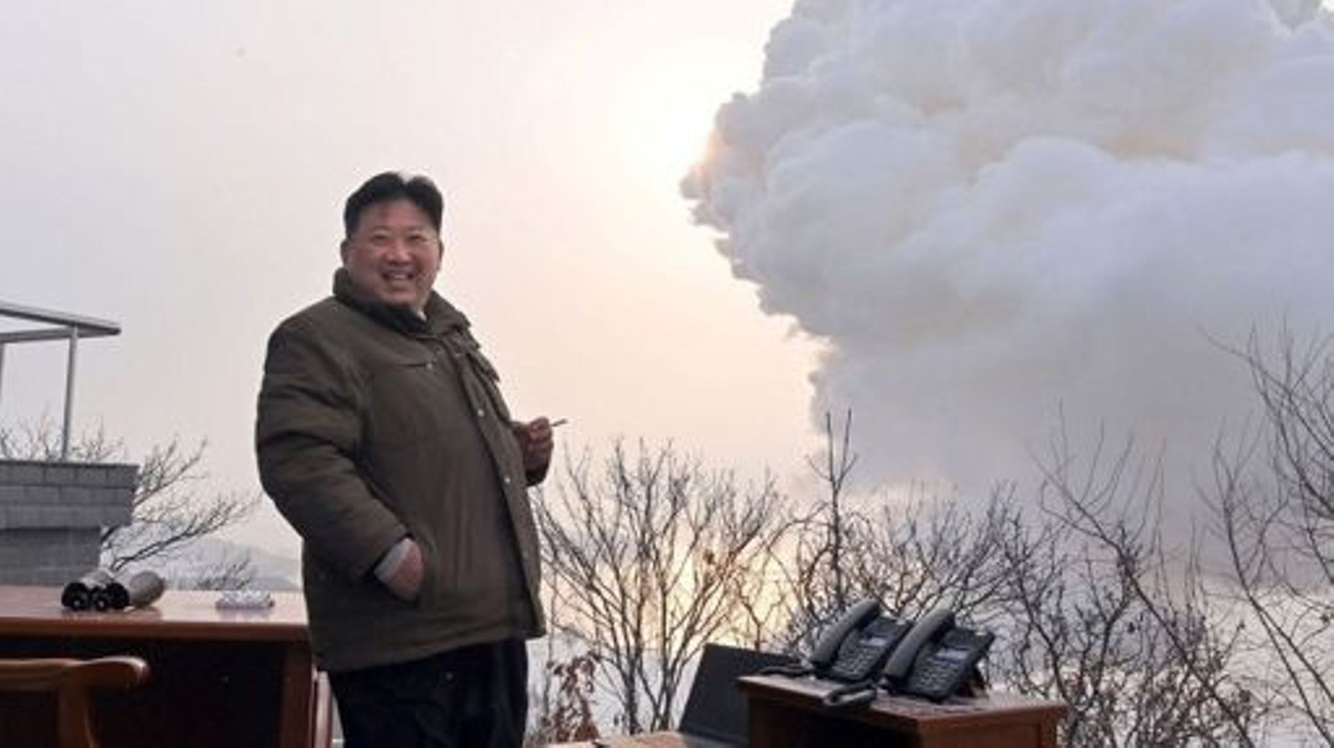 Cette photo prise le 15 décembre 2022 et publiée par l'agence de presse officielle de la Corée du Nord, Korean Central News Agency (KCNA), le 16 décembre 2022, montre le dirigeant nord-coréen Kim Jong Un alors qu'il dirige un essai d'éjection au sol - un 