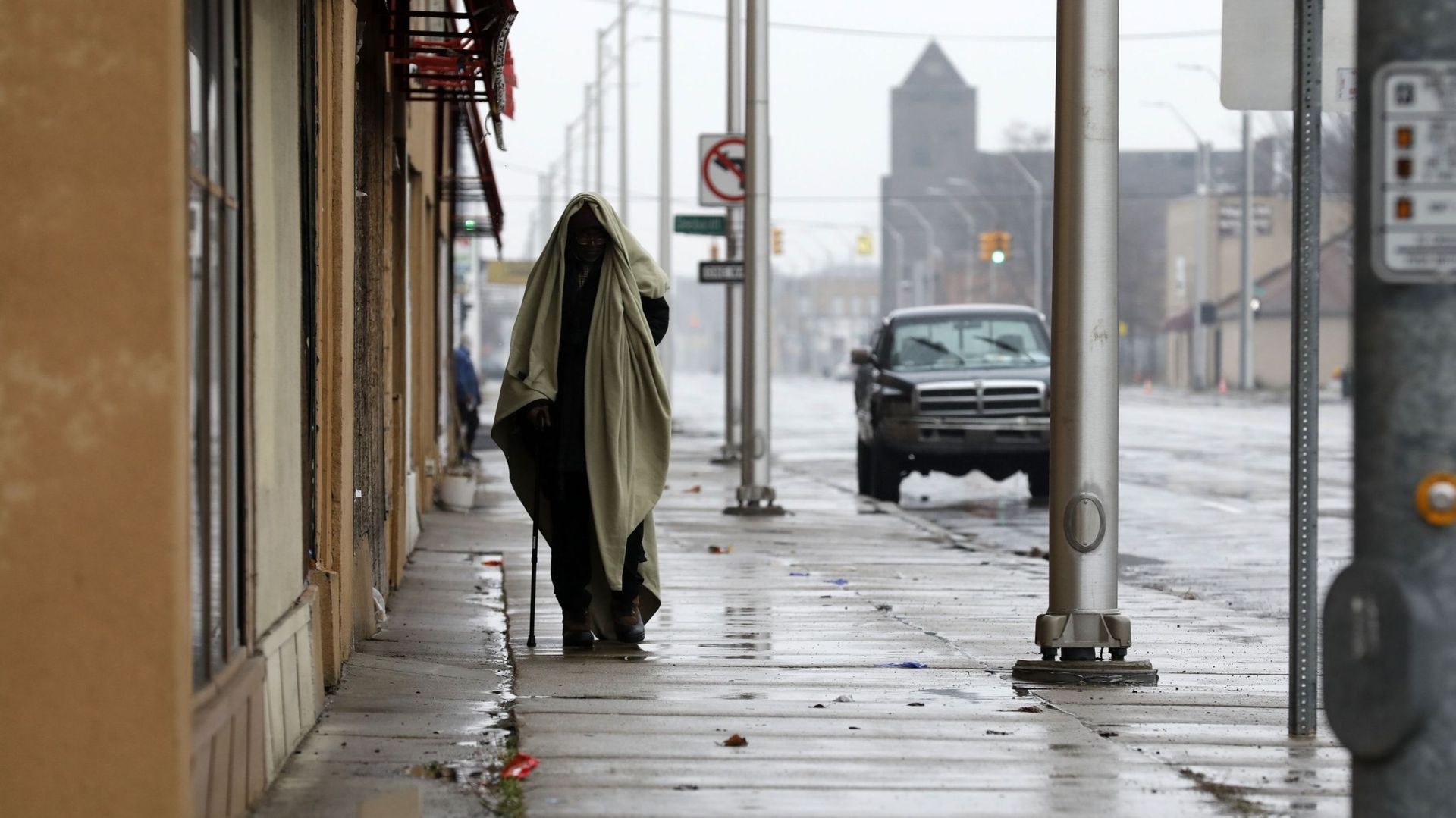 Homme marchant dans une ville de Détroit (USA) déserte, ce 07 avril 