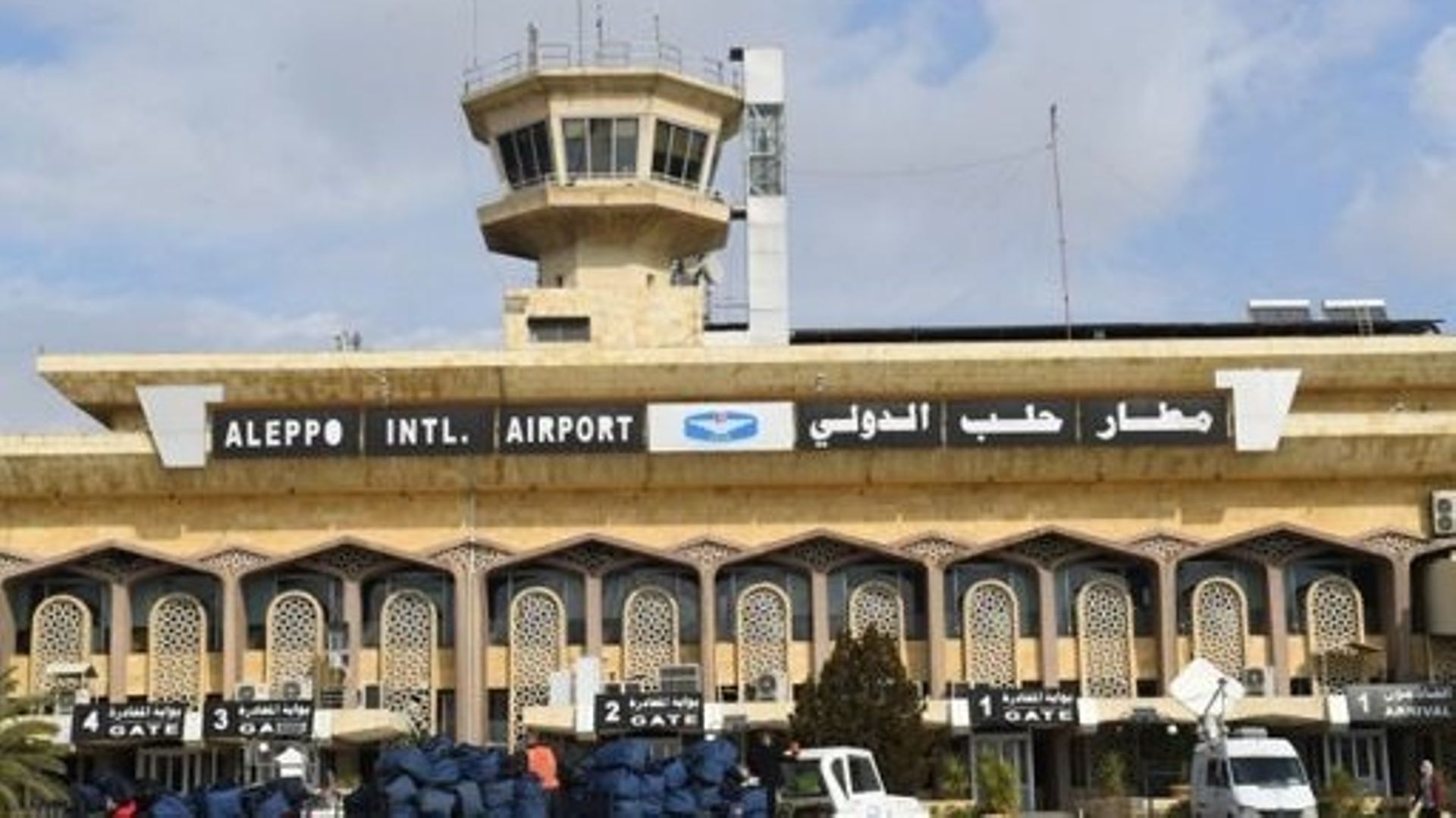 Des secours algériens arrivent à l’aéroport international d’Alep le 7 février 2023, un jour après qu’un tremblement de terre meurtrier ait frappé la Syrie et la Turquie