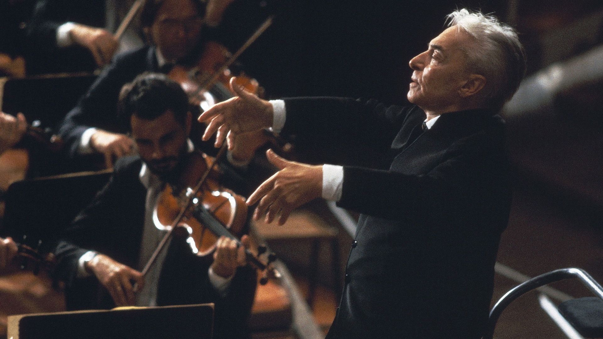 Herbert von Karajan dirige son Orchestre.