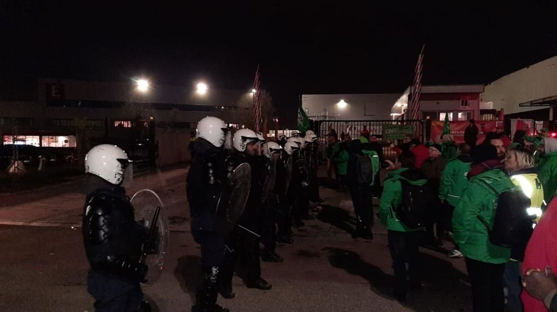 Intervention des policiers au dépôt Delhaize de Zellik, la nuit du mercredi 5 avril au jeudi 6 avril 2023.