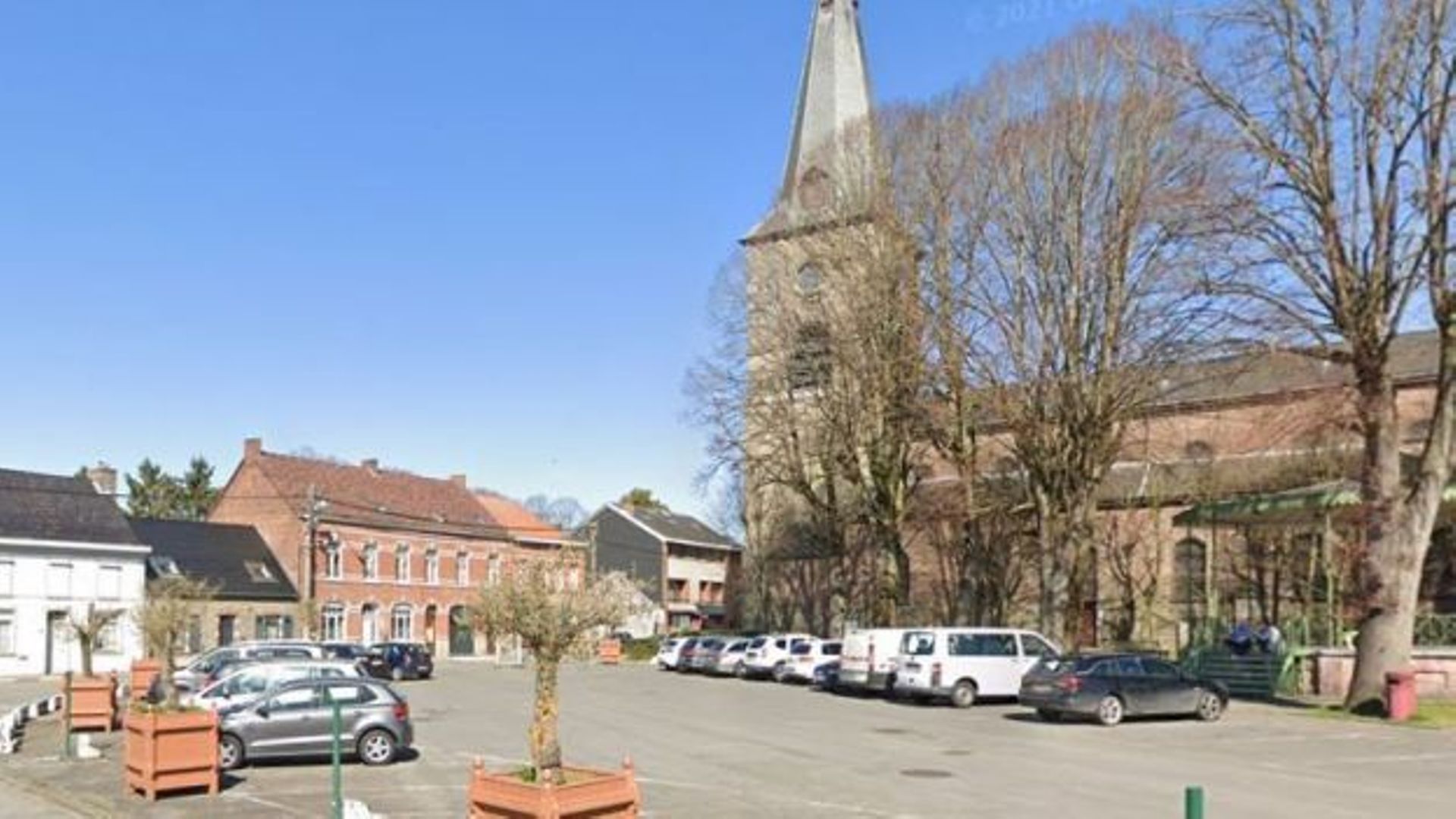 Place d’Hautrage et son église
