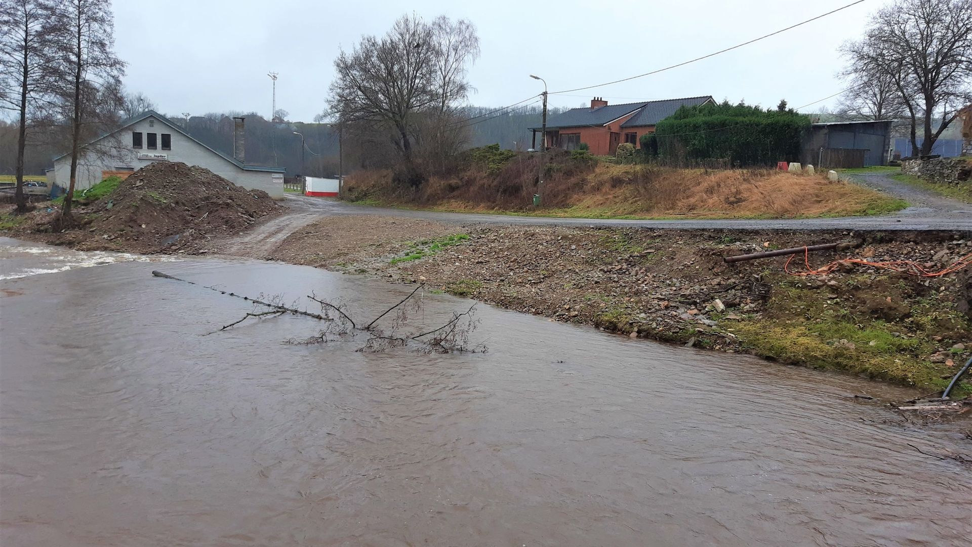 La pré-alerte de crue pour certains cours d’eaux wallons (ici la Vesdre à Goé, commune de Limbourg) a mis en lumière qu’au fond, pas grand-chose n’a changé, selon Valérie Dejardin.
