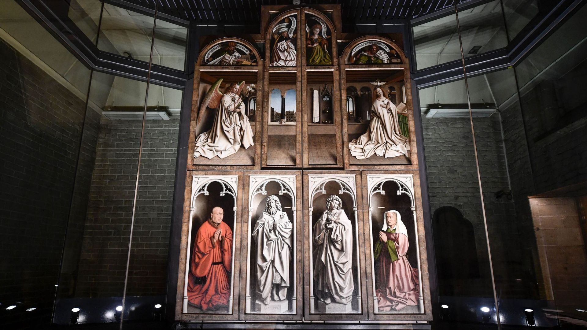 La restauration de "l'Adoration de l'agneau" fait chatoyer les couleurs des frères van Eyck 