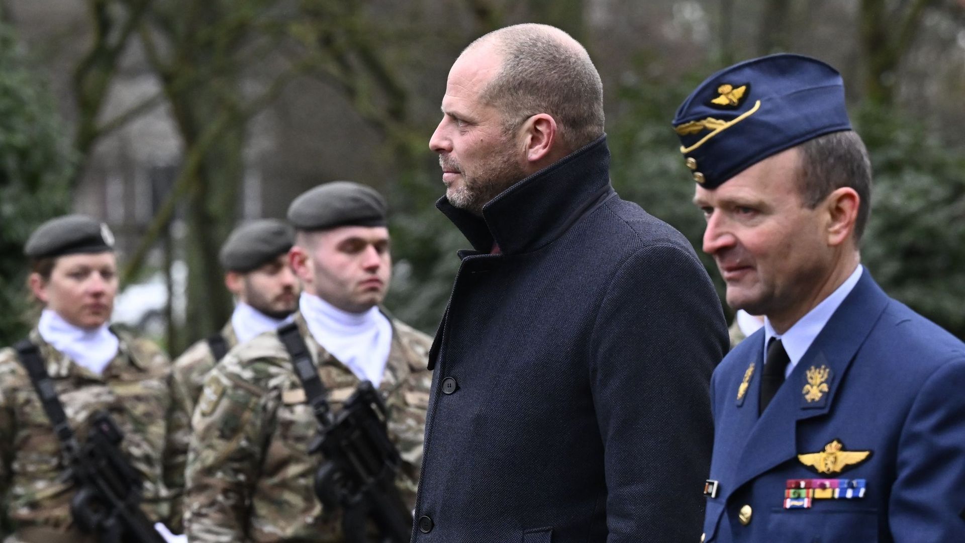 Le chef de la Défense demande au gouvernement De Wever de décréter la situation de crise pour acheter des armes plus vite