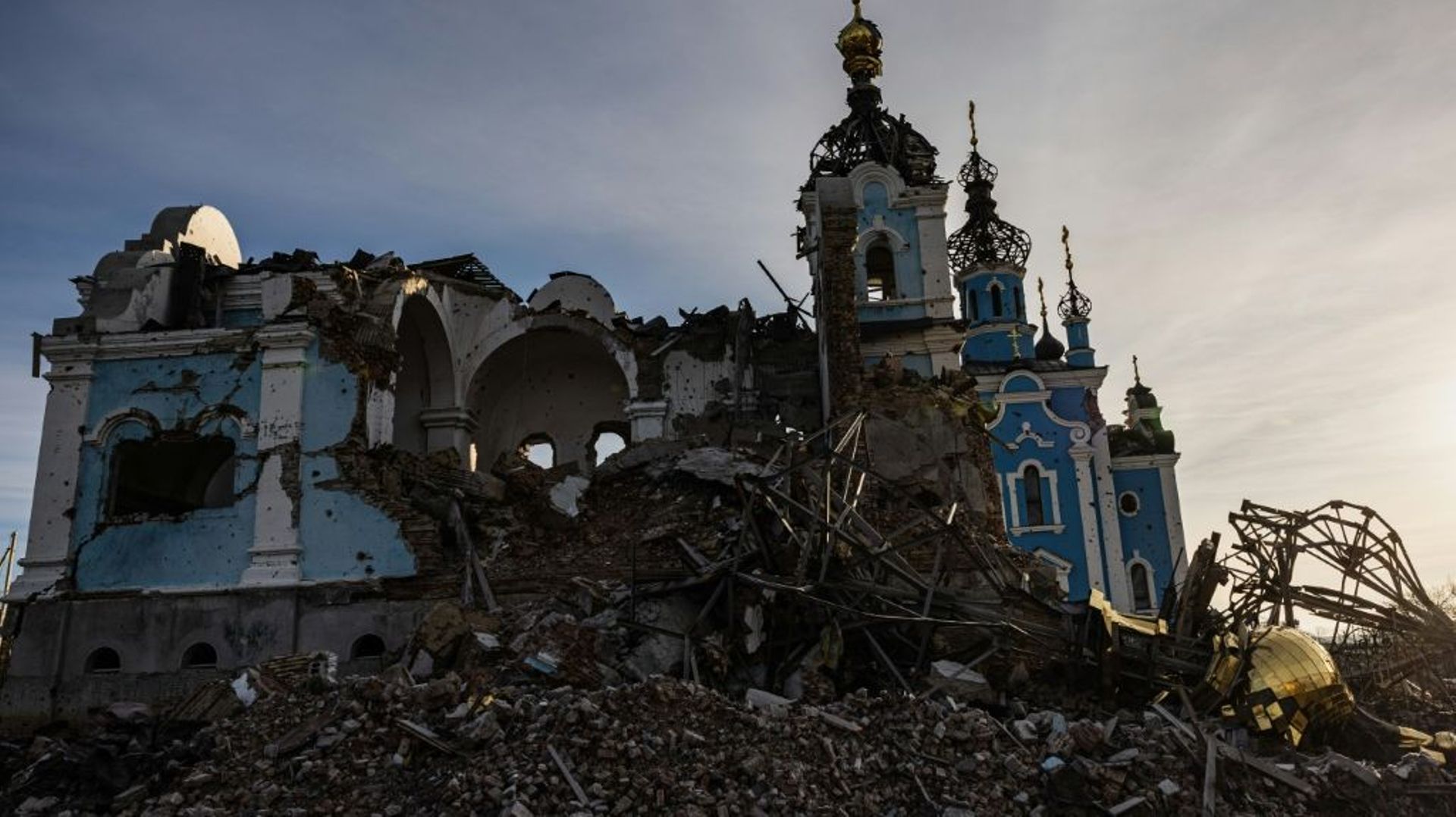 Cette photo prise le 20 décembre 2022 montre une église détruite dans le village de Bohorodychne, dans l'est de l'Ukraine.