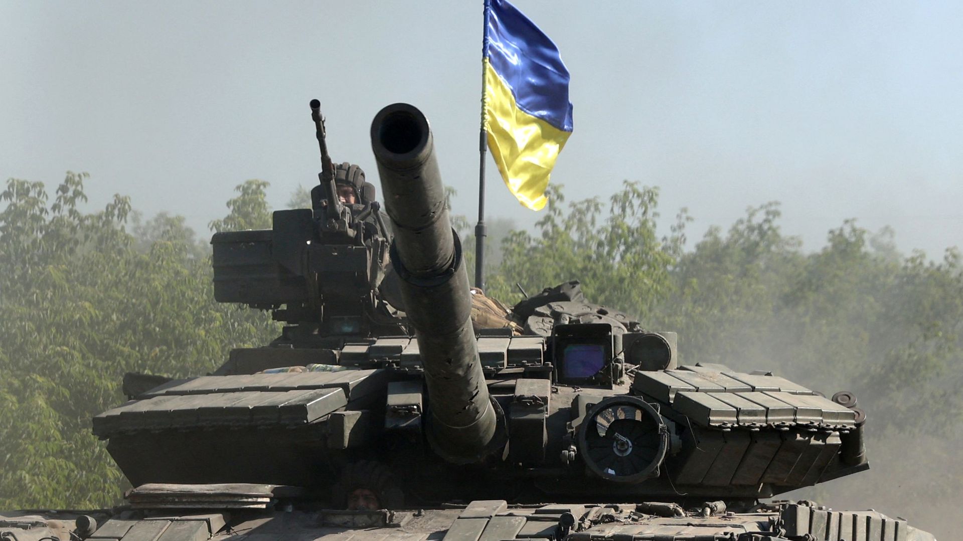 Des soldats ukrainiens conduisent un char sur une route de la région de Donbass, dans l’est de l’Ukraine, le 21 juin 2022,