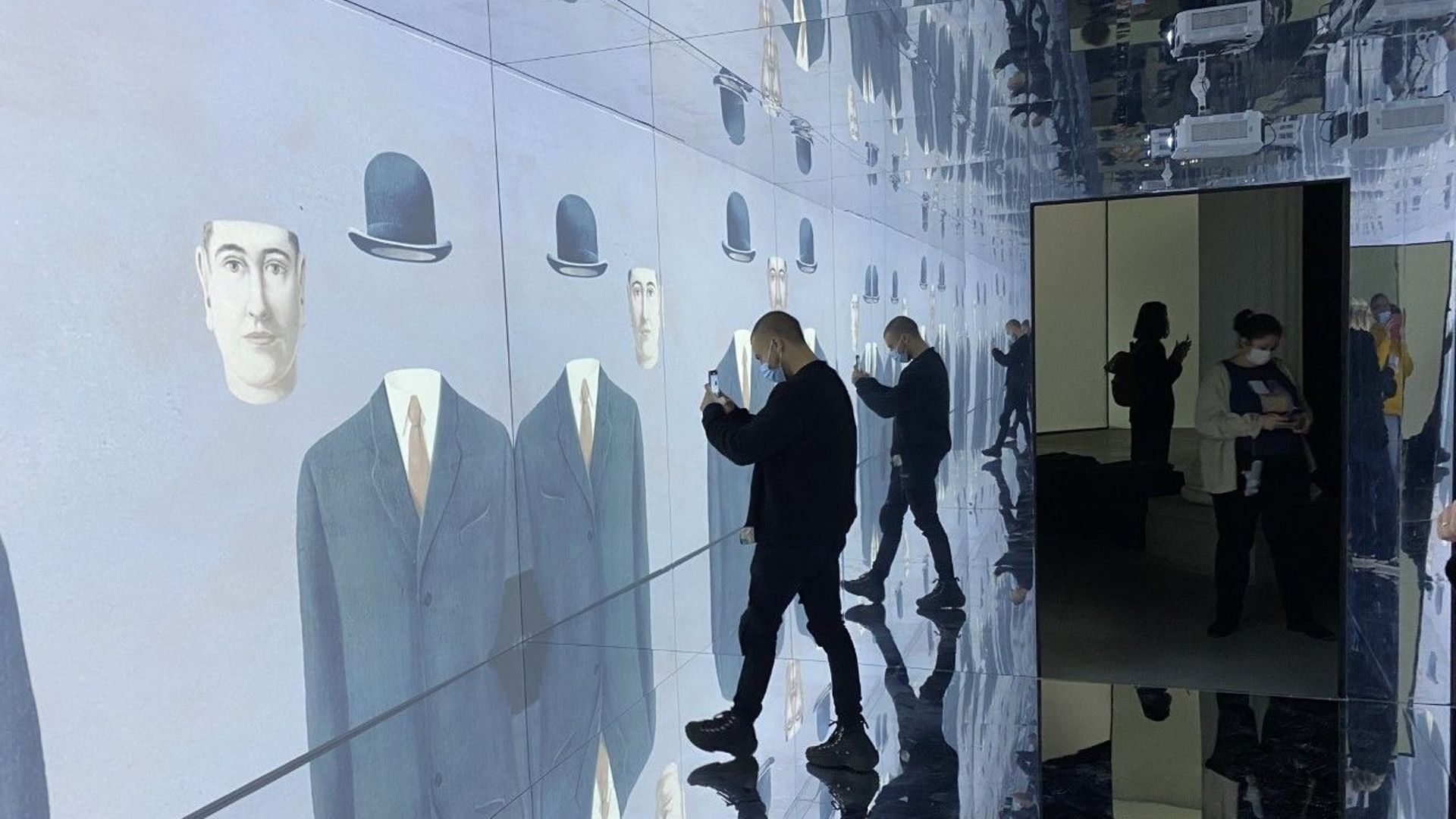 Une sélection de 160 œuvres du peintre surréaliste belge René Magritte est à découvrir à travers la technologie immersive.