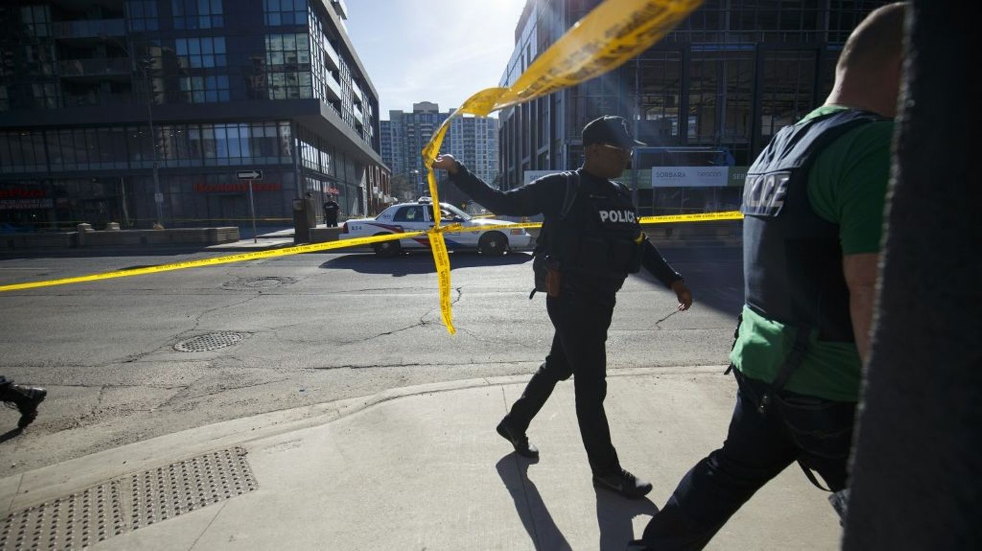 Cinq personnes ont été tuées et une autre blessée dimanche dans une fusillade dans la banlieue de Toronto, dans l’est du Canada