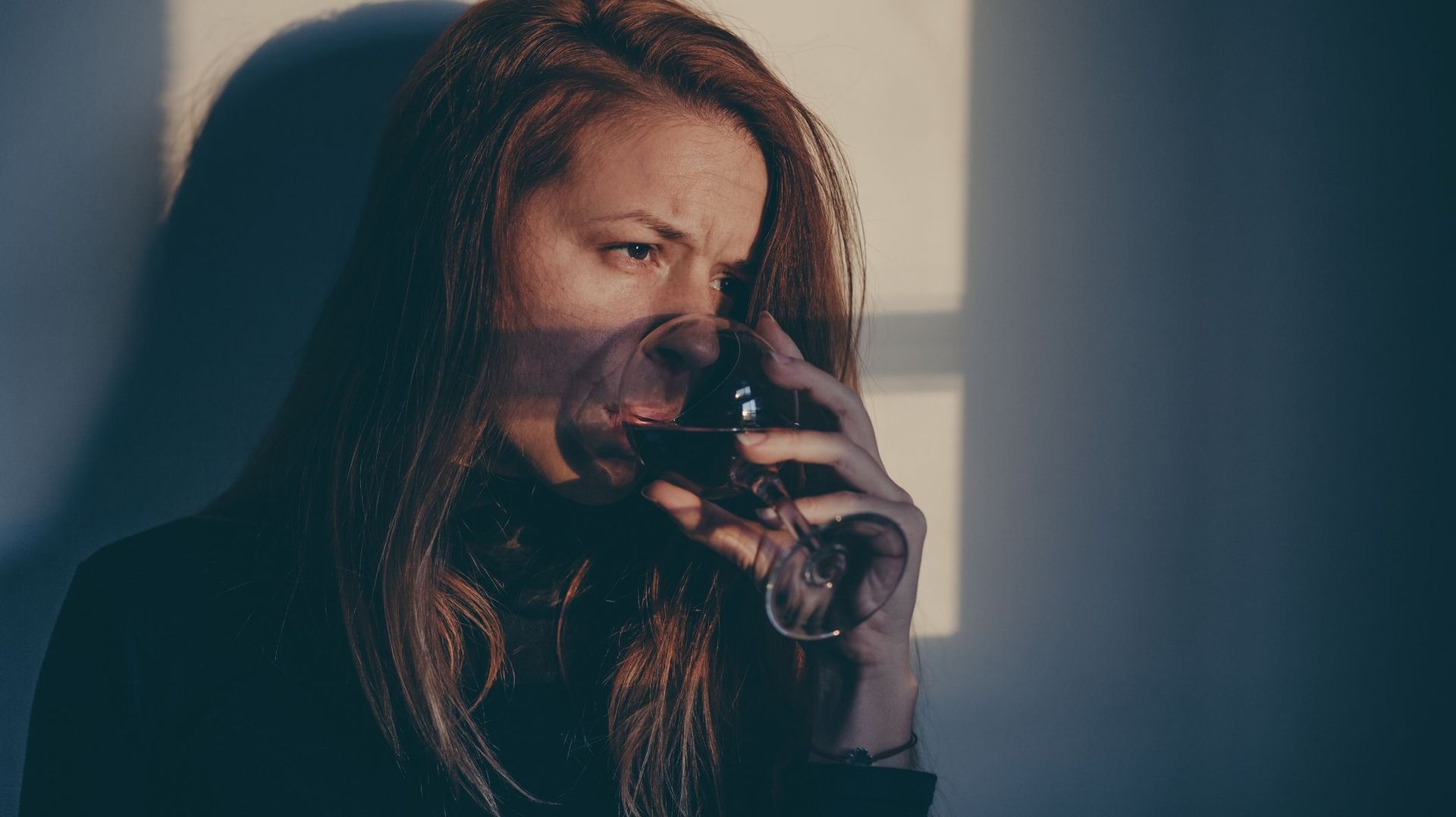 Le chemin trouble de l'alcoolisme au féminin : 'On se cache pour boire, et  cela ralentit l'accès aux soins' 