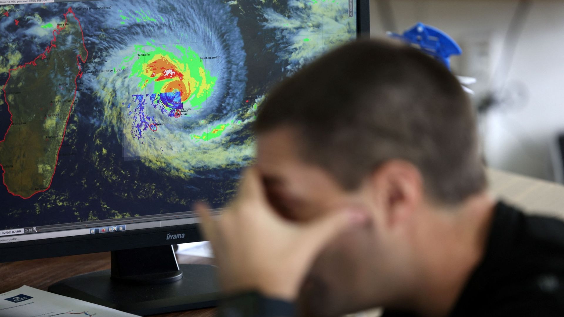 Les prévisionnistes de Météo France, service météorologique national français, sont à l'œuvre pour surveiller "Batsirai", un nouveau cyclone tropical formé sur l'océan Indien et qui a commencé à se déplacer vers l'ouest, en direction de l'île Maurice, de 