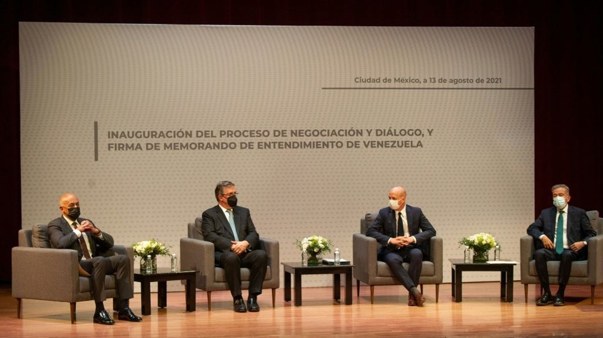 Lancement des négociations à Mexico le 13 août 2021 entre le gouvernement vénézuélien et son opposition avec, de gauche à droite, le président du Parlement vénézuélien Jorge Rodriguez, le ministre mexicain des Affaires étrangères Marcelo Ebrard, le direct